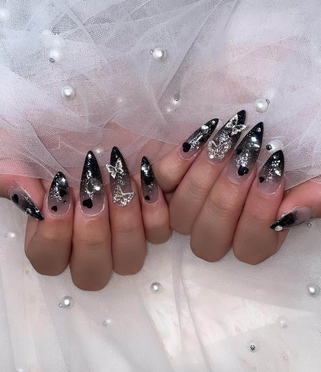 浅井マリサさんのインスタグラム写真 - (浅井マリサInstagram)「☺︎ New Nail💅🏻🖤 @ribbon.nail_chihori さん ありがとうございました👸🏼♥️  いつもピンク系だったからダーク系(?)初めてでテンションあがりまくり😮‍💨 ブラックネイルなんだけど、ハートとちょうちょで可愛さもあって最高です🥰  薬指にどのパーツをつけるかでめっちゃ悩みまくって助けてもらいました😂  爪可愛いとモチベーションあがるね💗」3月22日 18時44分 - marisa_a_egg