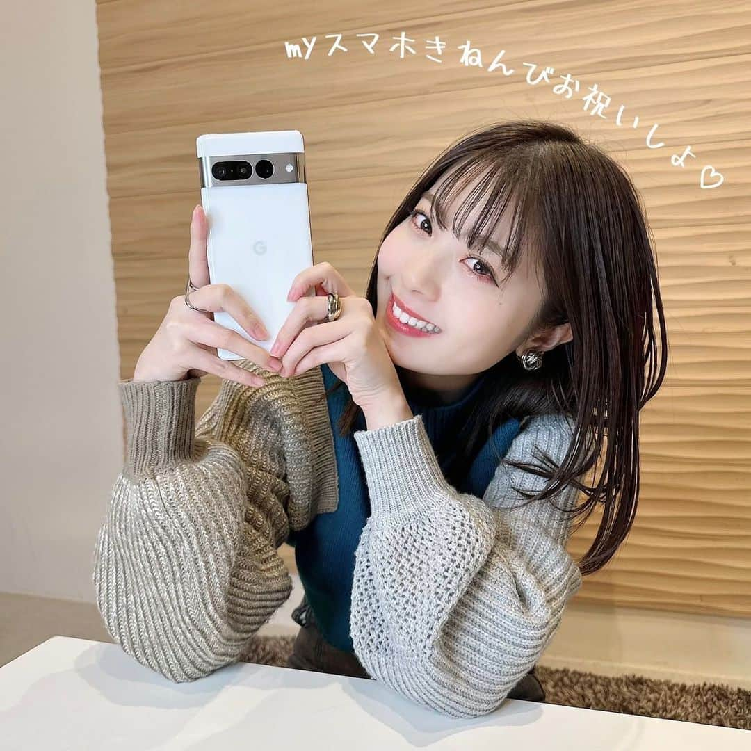 ゆなさんのインスタグラム写真 - (ゆなInstagram)「私の #myスマホきねんび ♡  私が初めてスマホを持ったのは 活動を始めた頃の12歳くらい！  2枚目の写真は当時、家族とカラオケ行った時の思い出写真🫶🏻  この頃の私も変わらずの無邪気さです…😂 元気にピース✌️✨  この時くらいの写真は何を見ても これくらいくしゃっと笑っている写真ばかりだったのでその表情の自分好きだったのかな…笑  #myスマホきねんび は 初めてスマホを手にした日をお祝いするという素敵な企画✨✨  @softbank_official をフォローして対象投稿(@softbank_officialでピン留めしている投稿)をいいねすると、 抽選で10名様にPayPayポイント1万円相当分が当たるみたいです〜！  ［キャンペーン期間］ 2023/3/22～2023/3/28  みんなの #myスマホきねんび も投稿して教えてね😘  #SoftBank #ad #PR #スマホデビュー #学割 #ソフトバンク」3月22日 18時45分 - _yunachannel