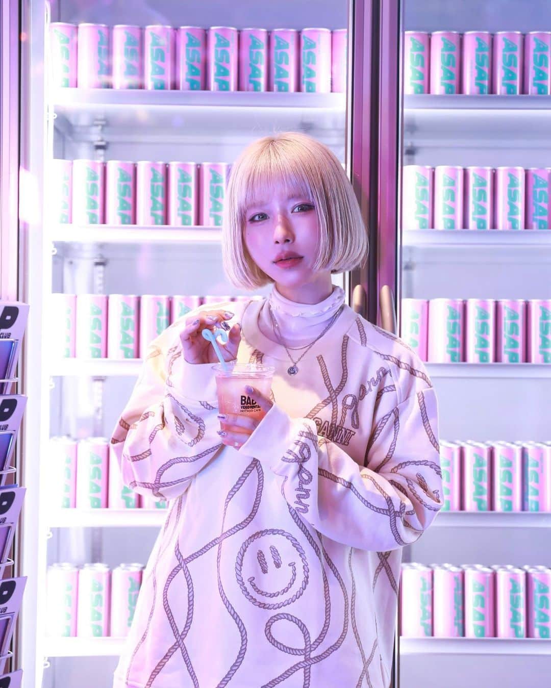 病夢やみいのインスタグラム：「新エナジードリンク"ASAP"のイベントにお邪魔しました🛼🤍  アンナもわたしもグァバ味が元々だいすきなので テンションあがった🍹  今日から全国のドラッグストアやスーパーでも手に入るそうです  薄味派なのでソーダ割りのノンアルコールカクテルがゴクゴク飲めてうれしかったな。家でもやってみたい💭  成分表見るのが趣味なのだけど やる気や幸福感に影響のあるムクナ豆の成分がたっぷり入っていて、すきってなりました🫶🏻  ホットドッグも美味しかったー！ パンもソーセージもレベルが高すぎるので 素材の味を感じられる塩味がおすすめ☺︎ ☑︎ @baby.hotdogcafe   https://asap-club.jp #ASAP #asapclub #エイサップ #PR」