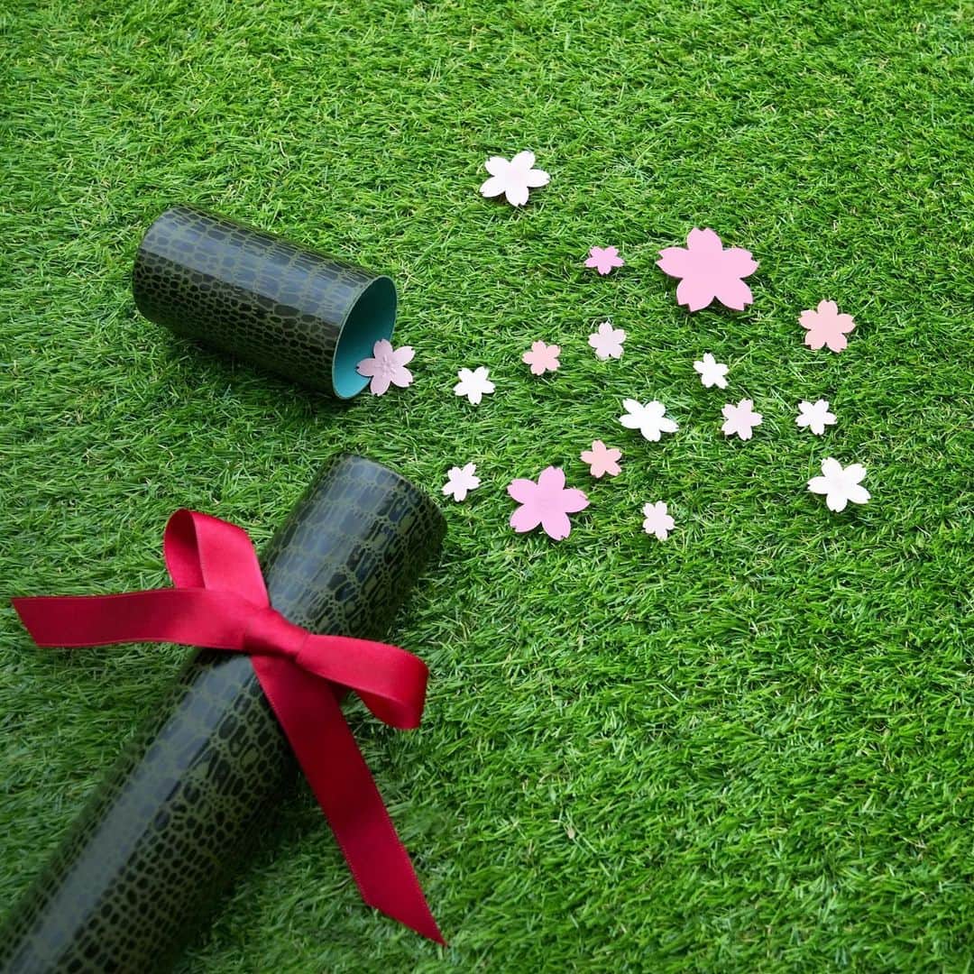 のインスタグラム：「桜があちこちで咲きはじめ、新しい季節を彩ります。  この春ご卒業の皆様、おめでとうございます。  Congratulations on your graduation!  #桜#さくら#卒業#graduaiton#itoya#卒業証書#クラフト#工作#文房具#文具#文房具好き#文具好き#文具沼#文房具沼#伊東屋#銀座伊東屋#ginzaitoya#stationery#stationeryaddict#stationerylove」