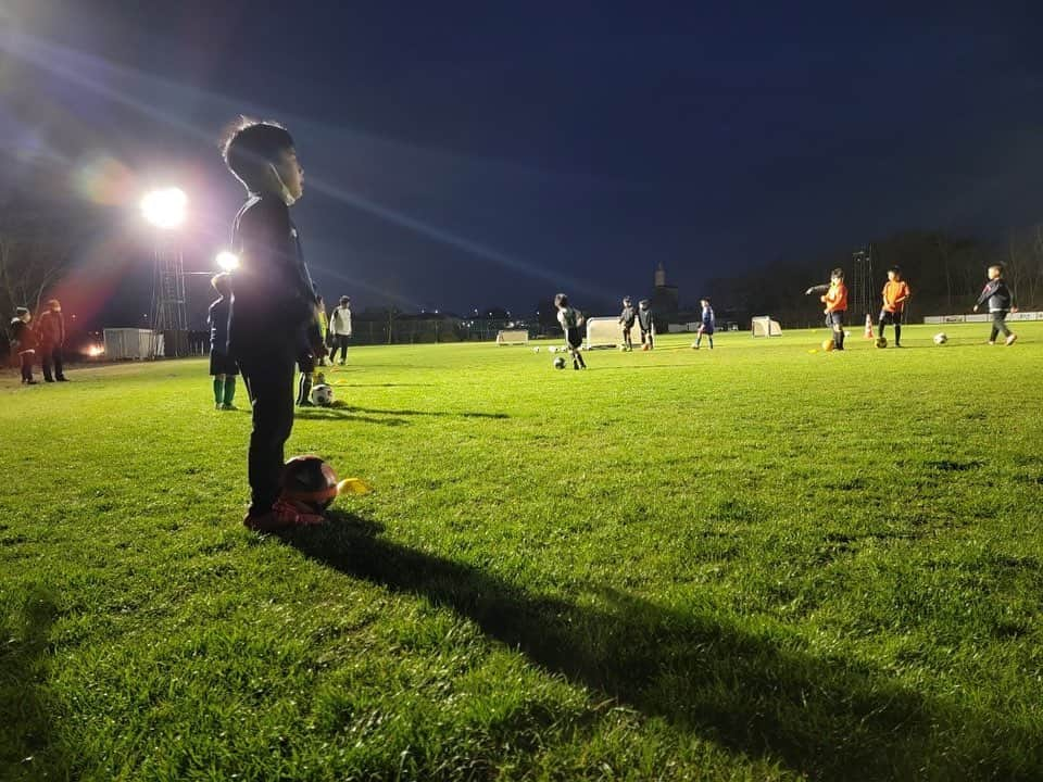 永里源気さんのインスタグラム写真 - (永里源気Instagram)「先日、サッカースクール体験にお越しいただいた方ありがとうございました✨😊 たくさんの子供達に来ていただき、びっくりしました！  来週27日（月）が最後の体験会となります🙇🏻‍♂️ お天気が心配ですが、ぜひご参加ください😊  お申し込みはプロフィールのリンクから⚽️⚽️  #サッカースクール #習い事 #厚木 #厚木市 #バルシュピール #バルシュピールフットボールスクール #サッカーを楽しもう」3月22日 18時41分 - nagasato_genki