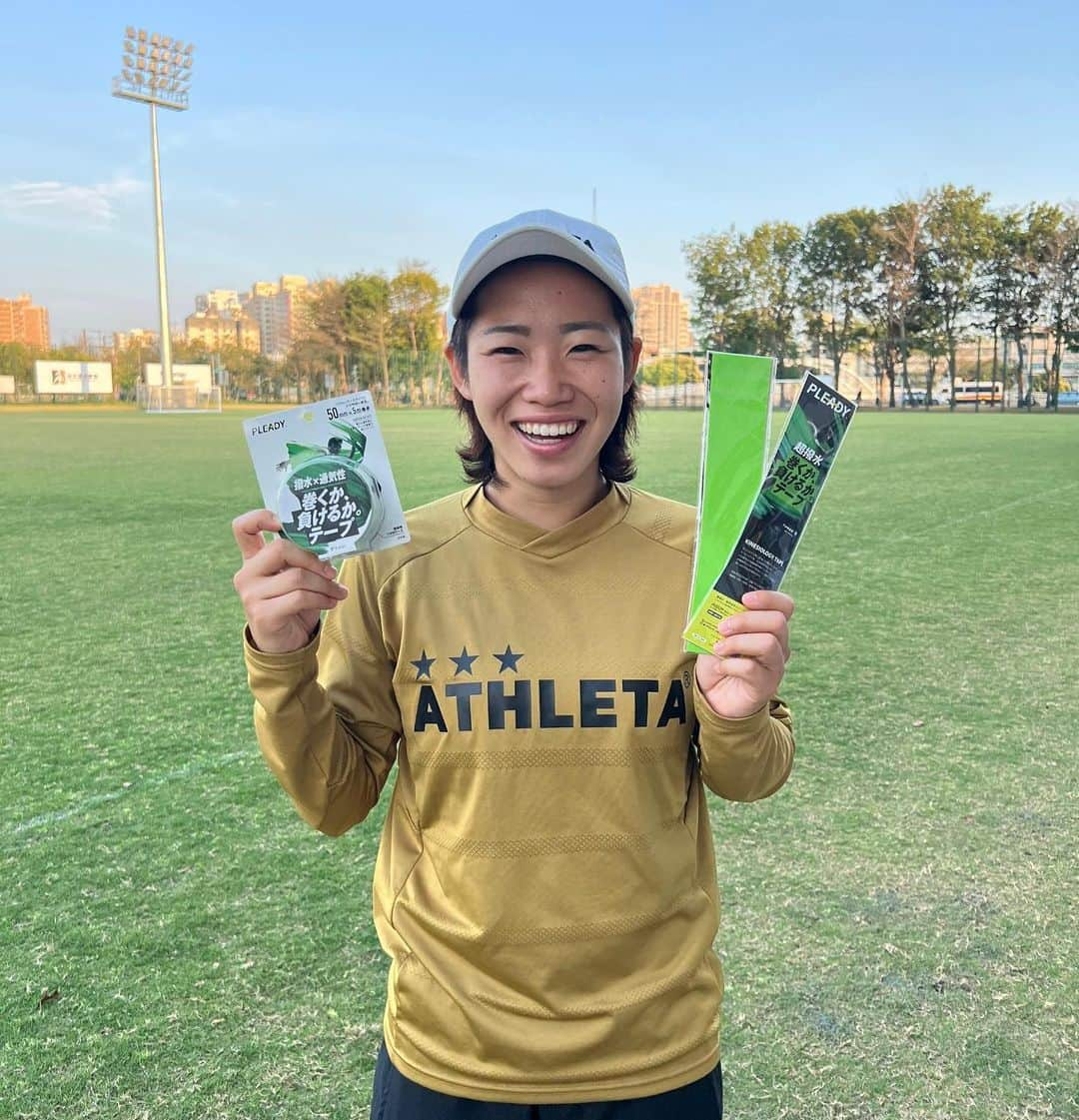 若林美里のインスタグラム：「* PLEADY 巻くか、負けるか。 @pleady_taping   それなら巻く一択でしょ？😁⚽️  #PLEADY #プレディ #PR #台湾 #高雄」