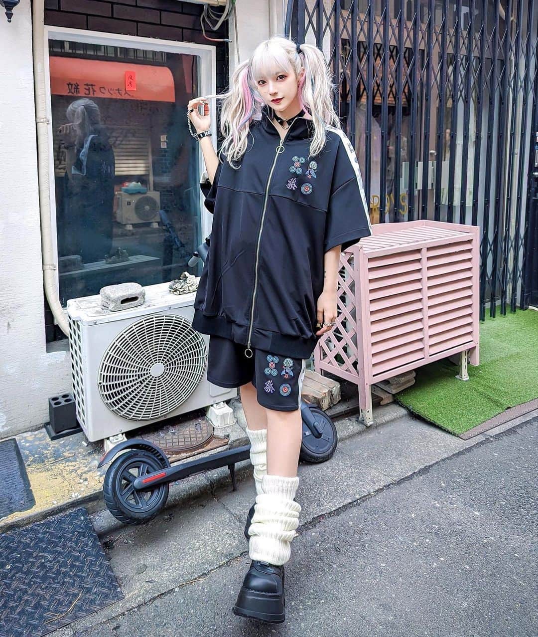 ゆえるさんのインスタグラム写真 - (ゆえるInstagram)「🀄  麻雀ジャージ #リッスンフレーバー   撮影の時、本社様にいたモノクマと📷✨  #服好きな人と繋がりたい  #メイク #アイドル #コスプレイヤー #被写体 #角色扮演 #闇属性  #サブカル #ハイトーンカラー #派手髪 #原宿  #fashion #harajuku #listenflavor #kawaii #cyberkawaii #japanesegirl #japanesecosplay #japanesecosplayer #anime #photography #snapgram  #follw #followｍe #idol #artist #model」3月22日 18時49分 - baby8devil