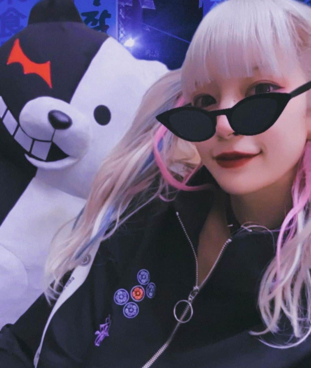 ゆえるさんのインスタグラム写真 - (ゆえるInstagram)「🀄  麻雀ジャージ #リッスンフレーバー   撮影の時、本社様にいたモノクマと📷✨  #服好きな人と繋がりたい  #メイク #アイドル #コスプレイヤー #被写体 #角色扮演 #闇属性  #サブカル #ハイトーンカラー #派手髪 #原宿  #fashion #harajuku #listenflavor #kawaii #cyberkawaii #japanesegirl #japanesecosplay #japanesecosplayer #anime #photography #snapgram  #follw #followｍe #idol #artist #model」3月22日 18時49分 - baby8devil