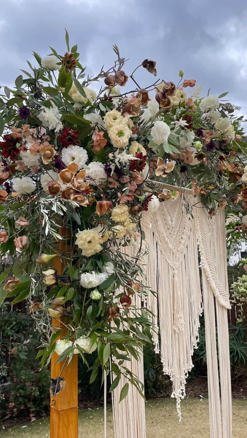 座間アキーバのインスタグラム：「Wedding Arch Earth Tones   Planning @yukino_life_  Flowers @akivaz @hanatombo   #hayamawedding #akivazama #hanatombo #flowers 葉山ウェディング」