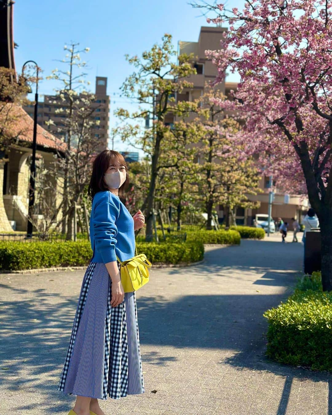 あいりのインスタグラム：「暖かい1日🌸  もう少し暖かくなったら着ようと 温めておいたカーデさえも着られないくらい暖かいので、ちょっと焦ってます🤣  さて段々薄着になってきたので そろそろダイエット…しな…きゃ…💭  トップス: @gu_for_all_  スカート: @vin__jp #ymdy  バッグ: @hermes   #春コーデ #40代ファッション  #40代コーデ」