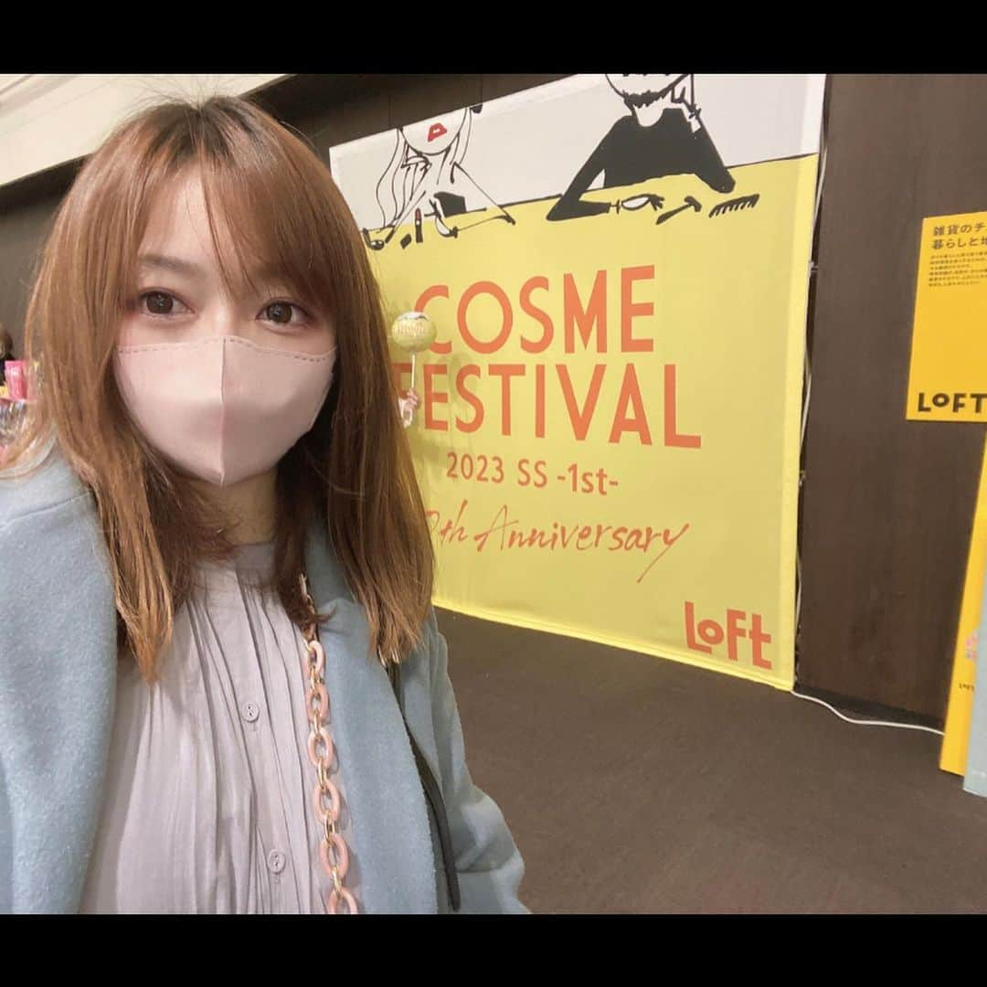 橋元優菜のインスタグラム：「ロフトのコスフェス💄 プレス向けの展示会へ行ってきました♪  今回は出店数が多く、さすがLOFTで取り扱っているコスメの量は規模が違うな...と改めて実感しました☺️  気になったコスメはと言うと 『Se:CRUNO』さんのリゾート系🏝フレグランス(写真2枚目) @secruno_official   まるで、いろいろな国に旅行に行っているかのような香りに癒されました🥺  みんな大好き『CANMAKE』さん(写真3枚目)は可愛さにキュンキュンさせられちゃいました🫰♡ @canmaketokyo   プチプラでこのデザイン😳  発色良し・品質良し・価格良しのキャンメイクさんが、デザインまで良くて 本当に感動🥹  シリーズ集めたくなっちゃいました♡  そして  フジテレビ『指原カイワイズ』でお世話になった指原莉乃ちゃんのプロデュースブランド 『Ririmew』(写真3枚目)もLOFTで買えちゃうらしい😳 @ririmew_official   『バスクリン』さんのブース(写真9枚目)では 新商品のサウナ系入浴剤を開発された方もいらっしゃって 開発のこぼれ話などを聞くことができました。 @bathclin_jp   他にも気になる商品が盛りだくさんだったので、ロフトに行かれる際は 是非コスメコーナーをチェックしてみてください！！  絶対にハマるコスメが見つかりますよ😏✨  #lemonsquare🍋 #ロフトのコスフェス #ロフト展示会 #ロフトコスメ  @cchannel_lemonsquare @loft_cosme」