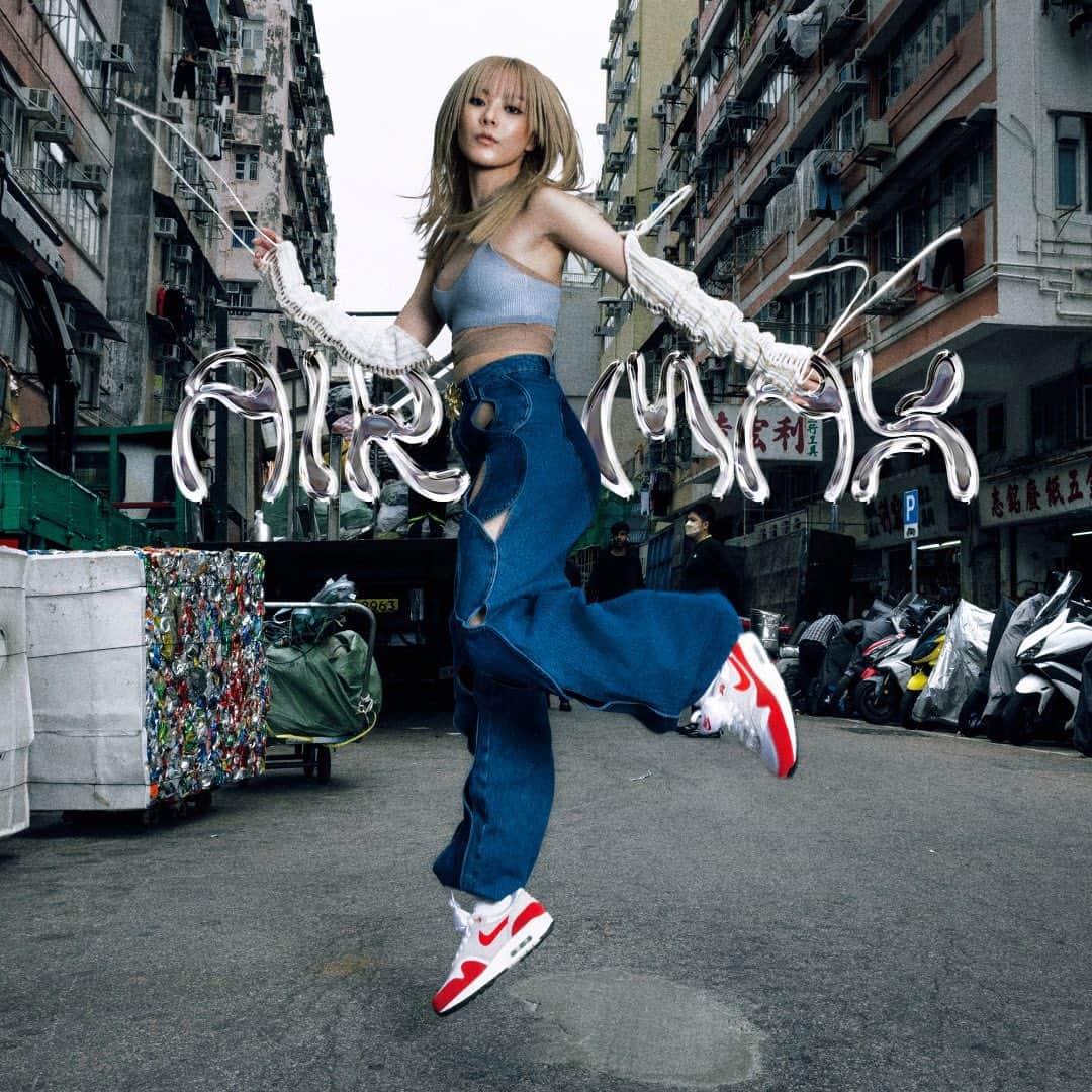 I.T IS INSPIRATIONのインスタグラム：「NIKE AIR MAX 1 DAY: ft. Lam Ting  From the ground-breaking introduction of Air technology in 1978 and the revolutionary release of the Air Max 1 sneakers in 1987, Nike and its Air cushion is an undeniable cultural icon in sneaker history and innovation. This year, March 26th marks the 37th Anniversary of the Air Max 1 OG.  Head over to [ITeSHOP.com](http://iteshop.com/) to shop the latest drop.  FAST delivery. 7-day refund guaranteed.  Styling : @inggradwantmagic​ Styling assistant : @nancyremki @moon1998yan @yckristen​ Wardrobe | @jacquemus @alexanderwangny @area @ithk @nike​  #Nike #AirMax1 #BIGBUBBLE #AirMaxDay #ITHK」