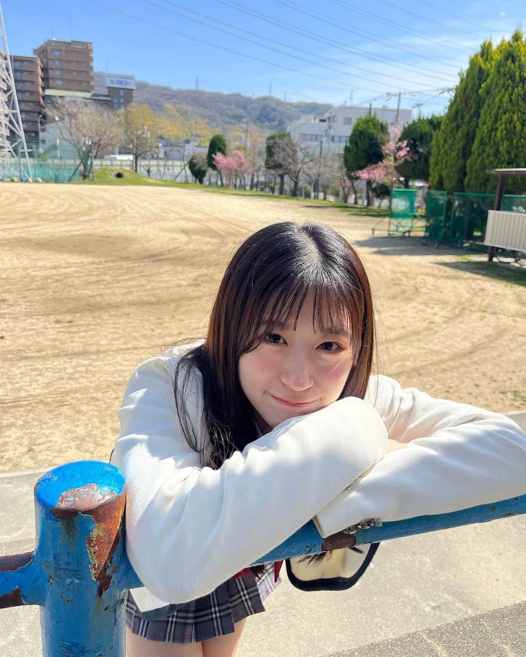 のインスタグラム：「⠀ 放課後は何して遊ぶ⁇ ⠀ やっぱりコックリさんかな👧🏻⭐️ ⠀ ⠀ ⠀ ⠀ ⠀ ⠀ 私の衣装は体型、スタイル、身長的に パンツの時も、スカートも基本全部丈を短くしていただいてます♪ 私は脚がとってもコンプレックスで靴下の長さも超重要なんだけど、この制服衣装は全部が丁度良くてめっちゃ可愛いの👶🏻❤️ ⠀ ⠀ ⠀ ⠀ #制服 #衣装 #ちょいコワ #オフショット #👻  #TikTok【https://onl.la/KZXDn3L】見てね〜 #今年22歳 #にゃんにゃん #🐱  #大人になっても衣装で制服着れるの嬉しい🌼」