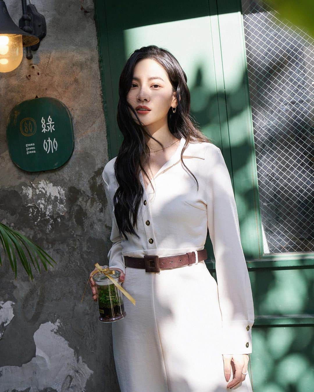 曾之喬のインスタグラム：「鮮綠成一片了，心情是沈靜美好的🌲。 · 長知識了，3/23是「驗光師節」。 大家一同慶祝的這天，一起來到很綠的綠咖，一起體驗手作生態瓶，居然不用澆水耶，透過土壤，苔藻，綠葉等等佈置好 環境，他們就能穩穩的生存。 大自然就是這麼奧妙。 · #博士倫創立第170周年 ✨✨✨ 托你們的福，我也沈浸在美麗的綠意中， 彷彿也讓眼睛吸了純氧。 祝各位 #驗光師節快樂 ！ 謝謝你們照顧我們的眼睛，也要好好的愛護自己的靈魂之窗喔🫶🏻。 · #博士倫  #170周年  #驗光師節快樂」