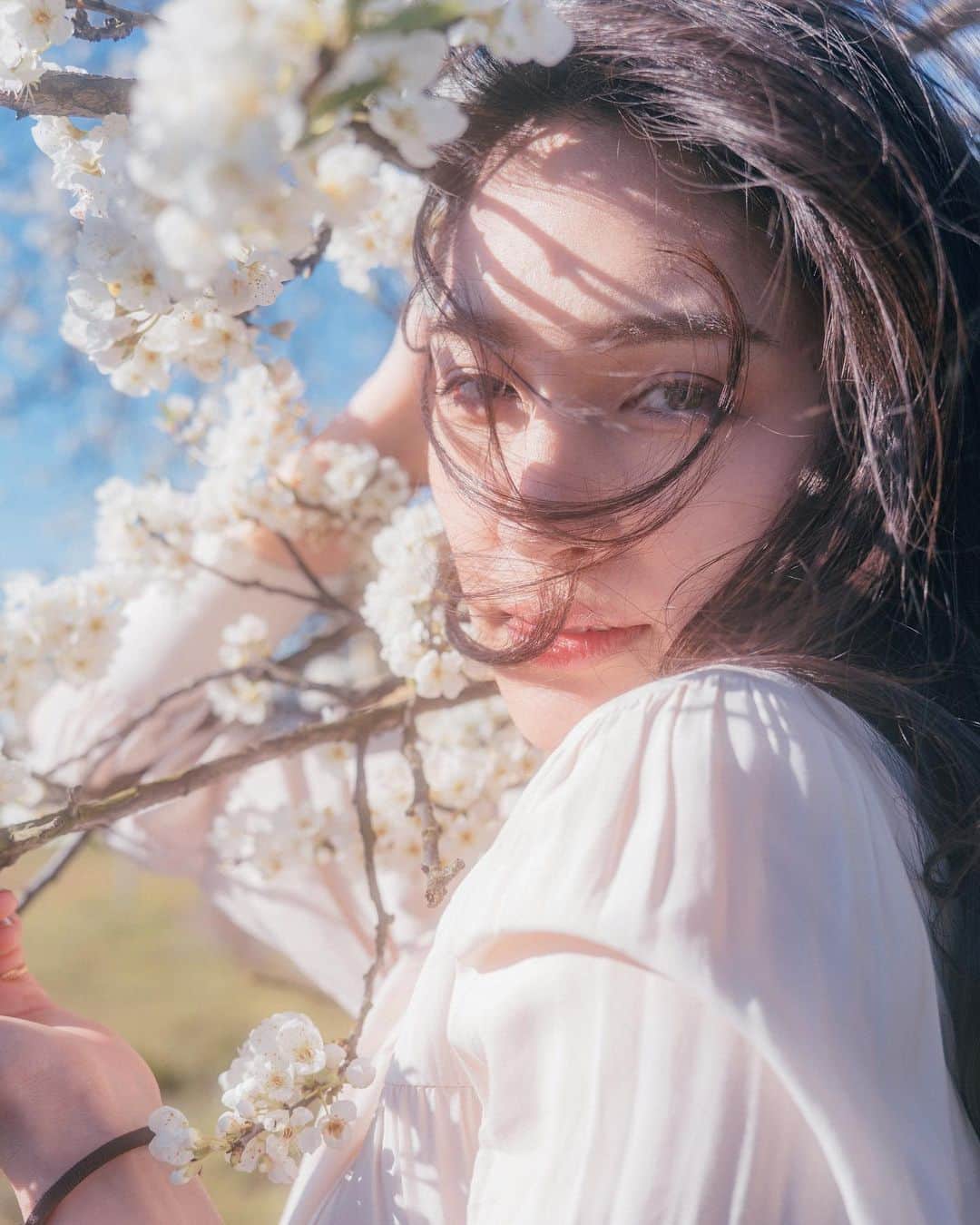 haru wagnusのインスタグラム：「Spring has come ❀ ㅤㅤㅤㅤㅤㅤㅤㅤㅤㅤㅤㅤㅤ ㅤㅤㅤㅤㅤㅤㅤㅤㅤㅤㅤㅤㅤ  春色って、何でかいつもソワソワとして何かしなくちゃって気持ちを誘うんです。 明るく鮮やかなピンクやイエロー、淡いパープルやブルー、そして新緑のグリーン…  春の自然が作り出す美しい色彩は、人生に彩りを与えて何かを始めたくなってしまう❀ ㅤㅤㅤㅤㅤㅤㅤㅤㅤㅤㅤㅤㅤ ㅤㅤㅤㅤㅤㅤㅤㅤㅤㅤㅤㅤㅤ #春色カラー #春コーデ #春服コーデ #springflowers」