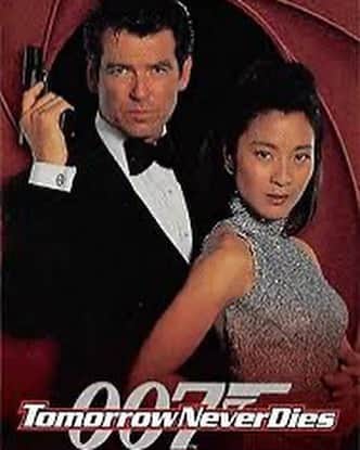 ラライン・シャーさんのインスタグラム写真 - (ラライン・シャーInstagram)「The year was 1998 when I was binge watching movies in school. James Bond was the movie of choice," Tomorrow Never dies". Wow, an Asian face as a Bond girl. Who is this woman? What and how is she Malaysian? I was studying at @ktjschool in Malaysia at the time and was just intrigued by the fact that someone local has made it to a global franchise. At that time it was rare, especially for someone from my neck of the woods, South East Asia.  My fascination then continued from there on end. There was not a Michelle Yeoh movie I missed. I watched Crouching Tiger Hidden Dragon half a dozen times. I loved Chinese movies but I never watched any contemporary ones but thanks to Michelle, I made sure I had the subtitled version of her movies Silver Hawk. Needless to say, I was a fan.   Fast forward to her sitting to me next at the Andrea Bocelli concert dinner in Singapore in 2010. How is this happening?!I had a million questions but it really just was not the place. I was simply delighted to be in her presence. This was someone who really knew how to have fun! It didnt matter that she'd been in movies when I was just born, she felt younger than I was at the time. Her energy was infectious, and she was just like a hip Malaysian Auntie that was too cool to ever be my real aunty. No offense to my aunties ✌🏾#neverpastyourprime   The next 12 years Michelle has been in countless movies and series making her the first Asian Actress to be loved and recognised by audiences globally.  In 2018, I made a move to the US to take some theatre courses and lo and behold, an all Asian cast movie was being produced starring Michelle.  A few days prior to the premiere we celebrated her birthday with the whole cast. The hope was that this production would transform the scene for Asian Actors in Hollywood forever. And so it did! Crazy Rich Asians grossed over $230 over million globally.  In 2020 Parasite won 4 academy awards. An Asian film, nominated in 6 categories winning 4.   Last week, @theacademy announced the Best Actress in a Leading Role, Dato' Michelle Yeoh. What more can I say.. a cultural shift is happening right before our eyes! A much deserved win to a legend and an inspiration❤️」3月22日 19時20分 - ralineshah