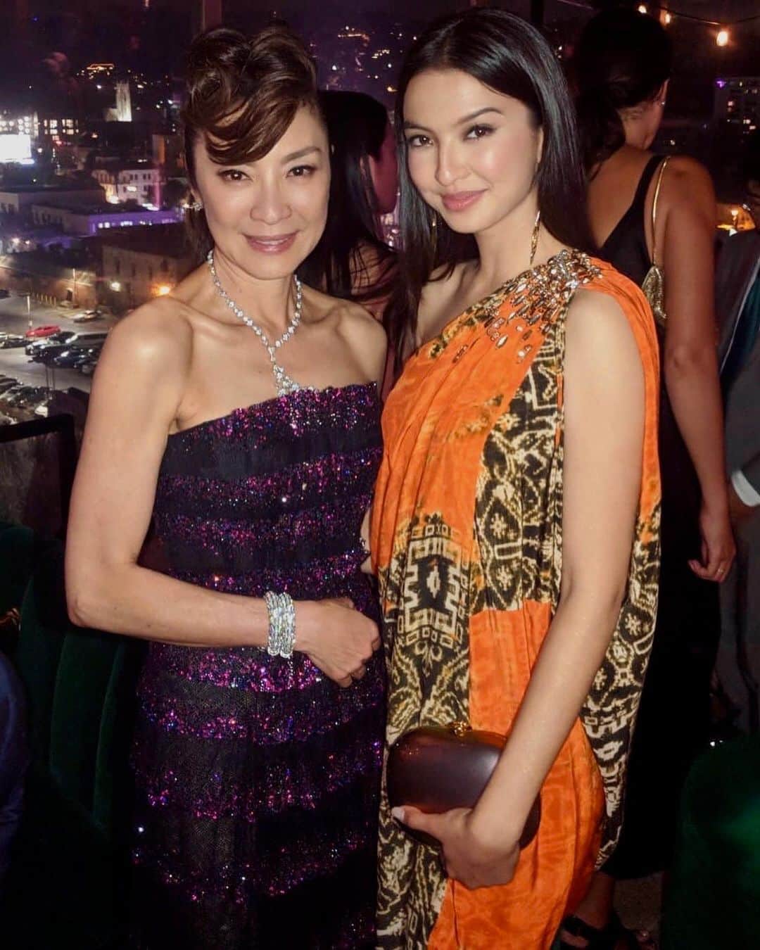 ラライン・シャーのインスタグラム：「The year was 1998 when I was binge watching movies in school. James Bond was the movie of choice," Tomorrow Never dies". Wow, an Asian face as a Bond girl. Who is this woman? What and how is she Malaysian? I was studying at @ktjschool in Malaysia at the time and was just intrigued by the fact that someone local has made it to a global franchise. At that time it was rare, especially for someone from my neck of the woods, South East Asia.  My fascination then continued from there on end. There was not a Michelle Yeoh movie I missed. I watched Crouching Tiger Hidden Dragon half a dozen times. I loved Chinese movies but I never watched any contemporary ones but thanks to Michelle, I made sure I had the subtitled version of her movies Silver Hawk. Needless to say, I was a fan.   Fast forward to her sitting to me next at the Andrea Bocelli concert dinner in Singapore in 2010. How is this happening?!I had a million questions but it really just was not the place. I was simply delighted to be in her presence. This was someone who really knew how to have fun! It didnt matter that she'd been in movies when I was just born, she felt younger than I was at the time. Her energy was infectious, and she was just like a hip Malaysian Auntie that was too cool to ever be my real aunty. No offense to my aunties ✌🏾#neverpastyourprime   The next 12 years Michelle has been in countless movies and series making her the first Asian Actress to be loved and recognised by audiences globally.  In 2018, I made a move to the US to take some theatre courses and lo and behold, an all Asian cast movie was being produced starring Michelle.  A few days prior to the premiere we celebrated her birthday with the whole cast. The hope was that this production would transform the scene for Asian Actors in Hollywood forever. And so it did! Crazy Rich Asians grossed over $230 over million globally.  In 2020 Parasite won 4 academy awards. An Asian film, nominated in 6 categories winning 4.   Last week, @theacademy announced the Best Actress in a Leading Role, Dato' Michelle Yeoh. What more can I say.. a cultural shift is happening right before our eyes! A much deserved win to a legend and an inspiration❤️」