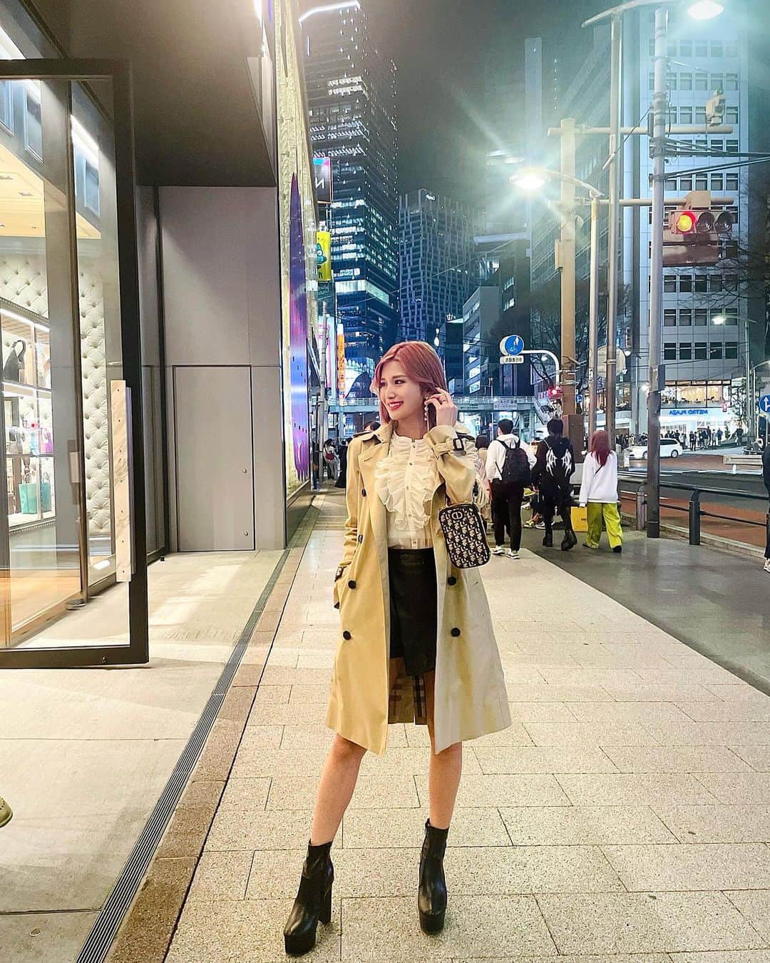 鈴木まりなのインスタグラム：「OOTD👗 coat: @burberry  bag: @dior  shirt: @zara  bottoms: @shein_japan」