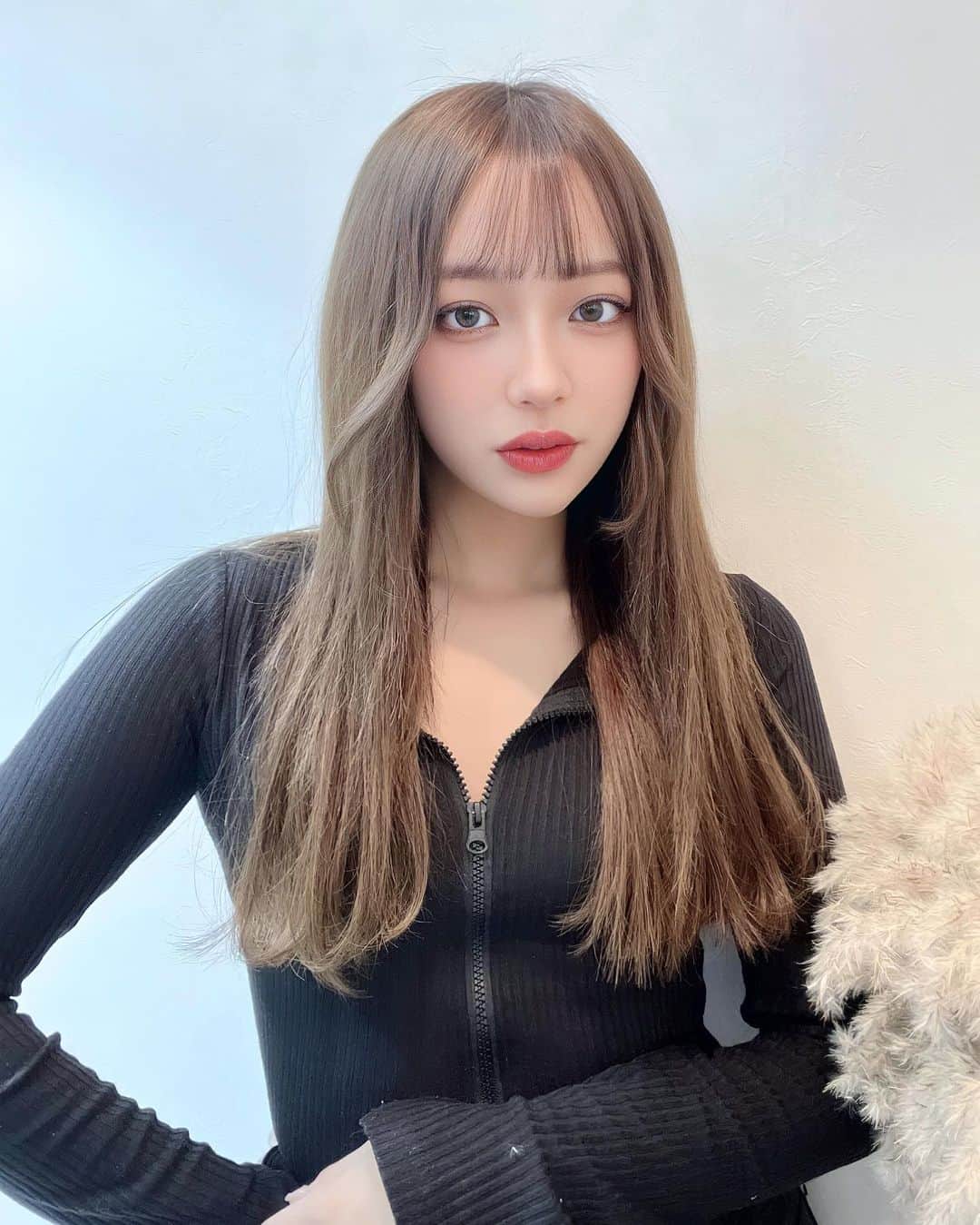白川れなのインスタグラム：「髪色変えた！！ 大人っぽくてあざといかんじにしてもらったの⁡🥺🫶 ⁡ ⁡いつも担当は @arna_gram さん！ 毎回理想通りですありがとうございます（т-т）！ ⁡ ⁡ ⁡ ⁡ ⁡ ⁡ #エクステ #ミルクティーベージュ #韓国メイク#fashion #portrait #selfie #随手拍 #網美 #셀카 #패션 #데이트」
