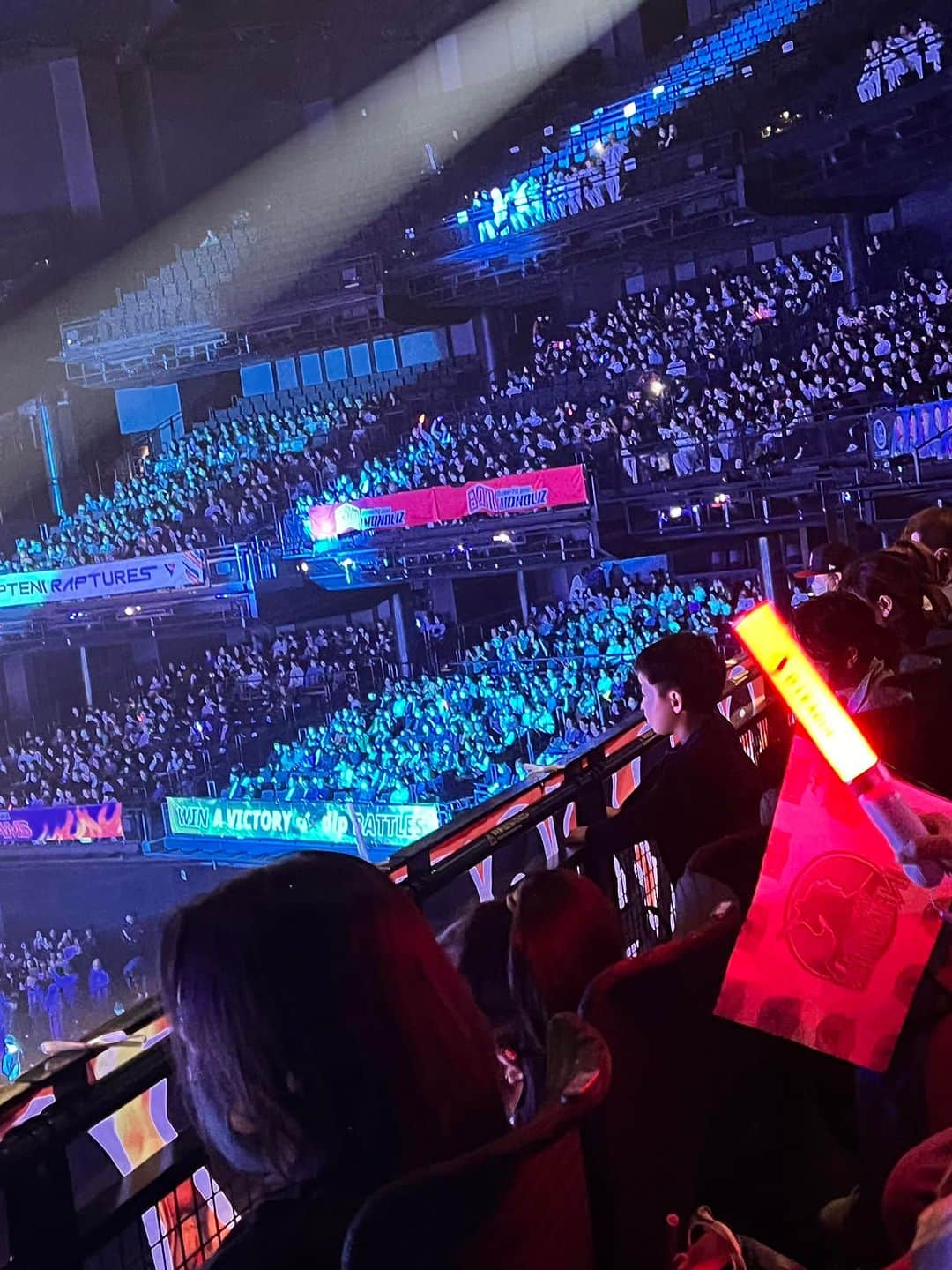 RYONRYON.のインスタグラム：「dリーグ観戦中！  数年ぶりに 有明のガーデンシアターに来ました！ ５０００名は入ってますね！  企業もダンスの潜在的パワーに 気づいて色々始まってますね！  ダンサーチームで 対戦するのですが、  勝敗きまったあとも 称え合うダンサー達の マインドの良さは 世界共通で泣けてきますね！ どのチームも当たり前の姿勢で 好感です！  知ってる子達もでてて 本当楽しかったな！  形式は様々で 設定も様々 音も、振付も 衣装も設定もそれぞれだから ダンスそのものだったり ショーのような ミュージカルのような コミカルだったり  幅広い形で対戦するので ほんとおもしろいですね！  私もこの夏は何かオーディションか 何かもやる予定で 色々企画立ててますが、 やりたいと思うので 是非協賛したい会社、個人など いらっしゃいましたら 今からなんですが、 コメントくださいませ！  ダンサーも 振付師や ディレクターも 凄い人気です！  第一生命 Yahoo! コカコーラ サロンパス ソフトバンク KADOKAWA LINE ベネフィットワン ライフル KOSE kabaya  etc,.」