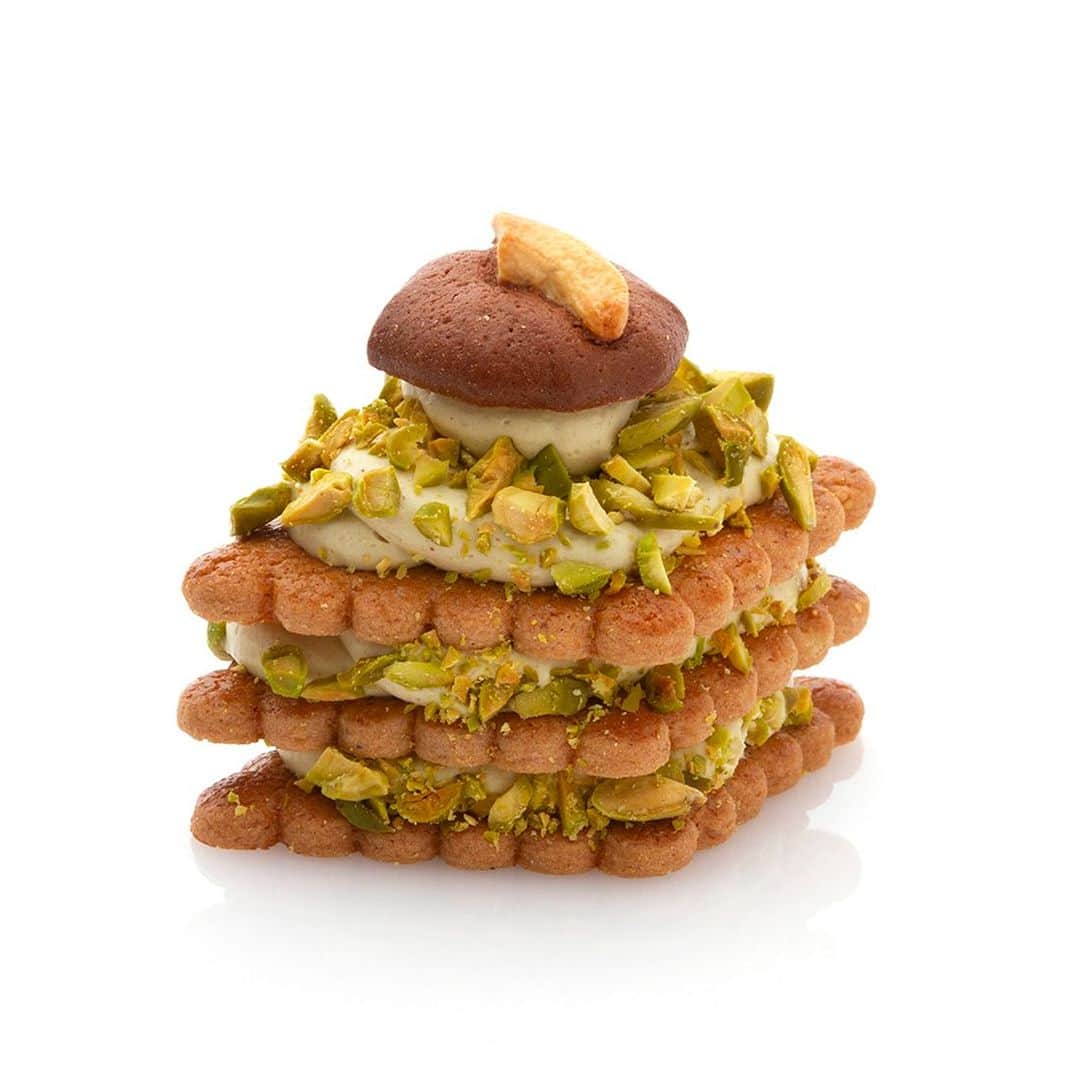pâtisserie Sadaharu AOKI parisのインスタグラム：「泉屋東京店とのコラボレーションアイテム🍰  『サブレ ピスタッシュ』  くるみの風味と香りを生かし、さっくりと焼き上げたウォルナッツ クッキーと、ピスタチオのバタークリームを合わせました。砕いたピスタチオがコクと香りをプラス。 2種類のナッツが織りなす香ばしい味わいがお楽しみいただけます。  【販売店舗】 伊勢丹新宿店本館B1F フードコレクション（食品催事場）「罪深き誘惑…お菓子に埋もれる7日間」  【販売期間】 3月22日（水）～3月28日（火）  【営業時間】 10:00～20:00 ※営業時間は状況により急遽変更になる可能性がございます。  #patisseriesadaharuaokiparis #sadaharuaoki #サダハルアオキ #sadaharuaokiparis #サダハルアオキパリ #泉屋東京店 #泉屋 #IZUMIYA #コラボレーション # コラボ  #gâteau #cake #デザート #スイーツ #ティータイム #伊勢丹新宿店 #isetan」