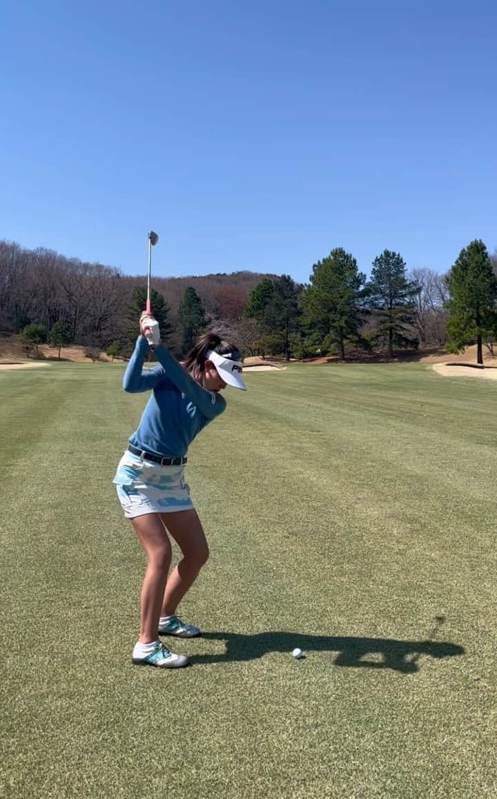鎌田ハニーのインスタグラム：「WBCの速報を観ながらラウンド⛳️⚾️ 世界中をこんなに熱くするスポーツの力はすごい‼️ 侍JAPANの団結力も素敵でした🇯🇵✨  本当におめでとうございます🧂💮 ． ． ． #ゴルフスイング動画 #ゴルフスイング #女子プロゴルファー #ゴルフ女子 #エフィカス  #efficacehomme #progolfer #lovegolf #golfswing」