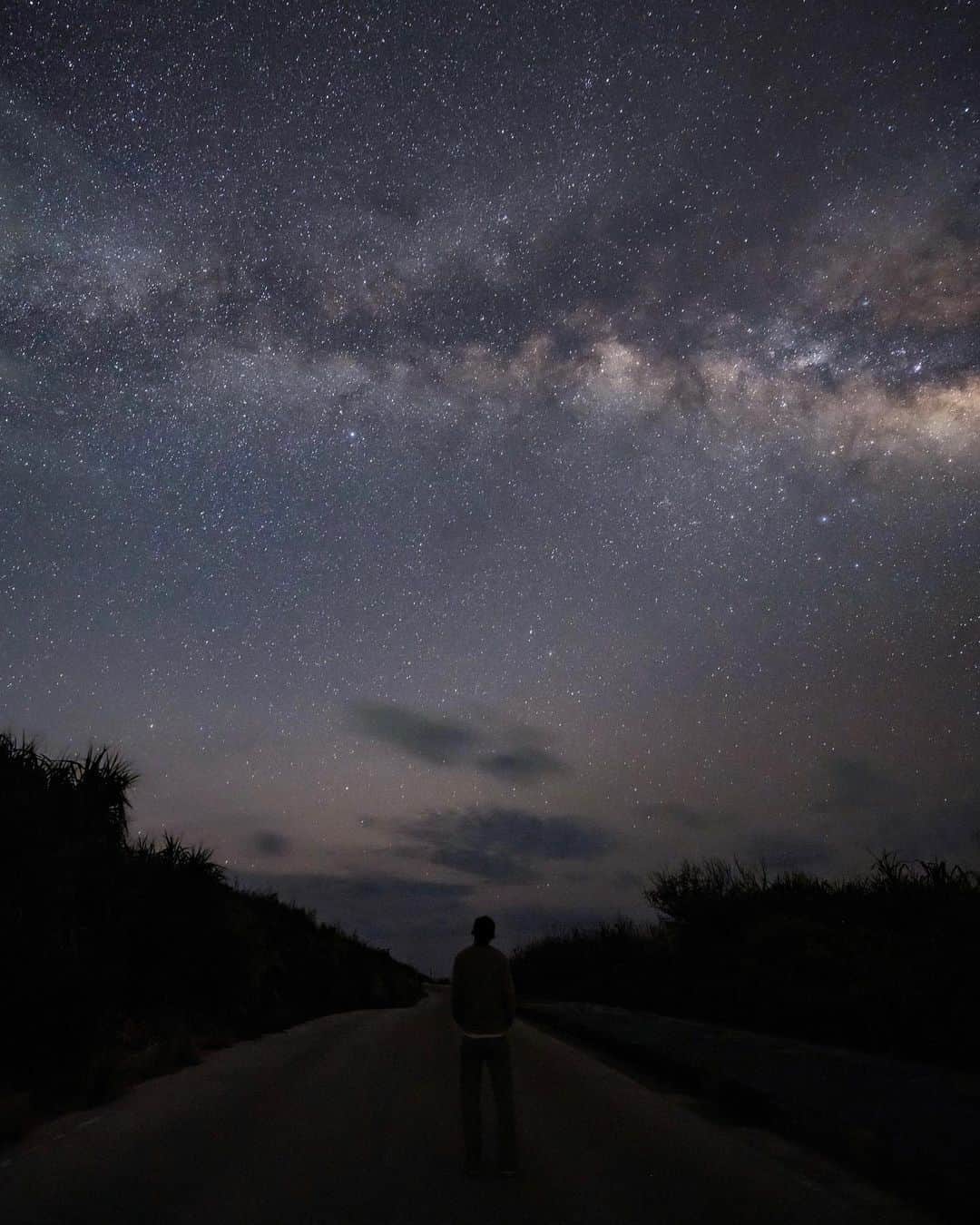Syuuichi Yamadaのインスタグラム：「📸🎥 @yama_ok5  北大東島で撮った星空🌌✨ 何枚目が好き？ 1枚目:天の川を見上げてセルフタイマー 2枚目:GoProのスタートレイルモード 3枚目:南大東島の灯台の灯りと星空 4枚目:赤土の大地に横たわる春の天の川 📷 Nikon Z7II 14-24/2.8S @nikonjp  🎥 GoPro hero11 @goprojp 📍 Kitadaitou island #沖縄#沖縄旅行#北大東島#星空#天の川 #visitokinawa#okinawa#milkyway #JTAokinawa#nature#visitjapanjp #light_nikon @jta_okinawa @natgeotravel @natgeo @visitjapanjp @visitokinawajapan @nature @kitadaito_jima」