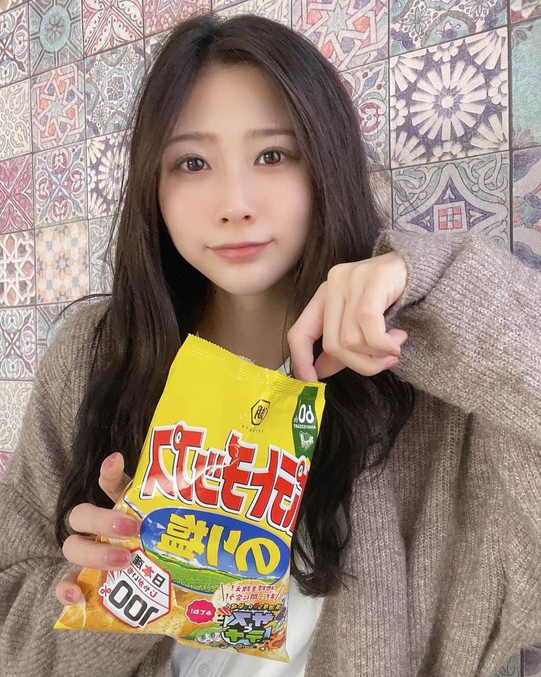 塩野響子のインスタグラム：「⠀ミニサイズのポテチが2つで100円で売ってた！ 普通サイズだと大きすぎて食べすぎちゃうし 食べたい欲を満たすならちょうど良いサイズ🤭 普通のサイズ買うより安いしねw← ⠀ ポテチとか食べるの意外ってよく言われますが 定期的に割とお菓子食べます🍭🍪笑 ⠀ ⠀   #ワンレン #黒髪 #ナチュラル #カジュアル #カーディガン #春服 #ロングヘア」