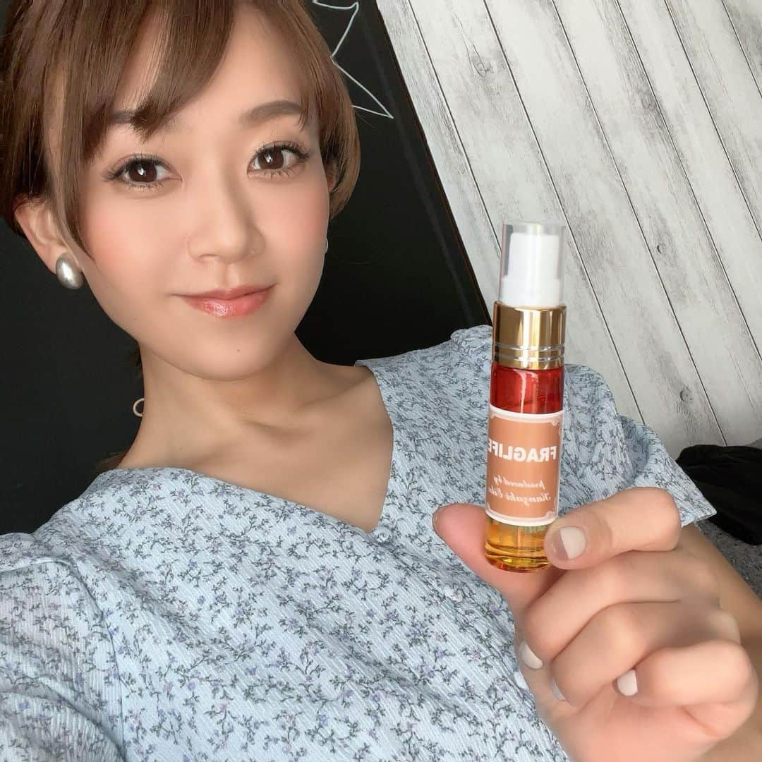 岡部玲子のインスタグラム：「先日、神崎詠子先生の(@eiko.kanzaki )のアロマレッスンに 参加させて頂きました✨  久しぶりの参加でしたが ずっとおじゃましたかった気持ちが溢れ出る中 笑いっぱなしの 心潤うレッスンでした🌿✨  日常のなかに どうやって取り入れていくか どんなことを大切に香りを選んでいくか お話を伺いながら  やっぱり身体って正直なんだな✨ 求めている効果や香りに 自然と引き寄せられていくんだな💐  そう思うほど 大好きな癒しの香りに出会いました✨  詠子先生がいくつか用意してくださった香りから 私が選んで作らせて頂いたのが  「春爛漫🌸」  という香り✨  お花の甘い香りの中に スッキリ爽やかな香りを感じることができて 私が想像する  「春🌿💐」  にとっても近い香りでした🥹  仕事前や ちょっとリフレッシュしたい時に 手首やハンカチ マスクにシュッとすると 心が落ち着きます🥹✨  季節ごとにテーマがある詠子先生のアロマレッスン✨ また参加させて頂きます‼️ (先生のInstagramにも レッスンの記事を載せて頂いております☺️🌸)  最後の写真は 桜花賞当日の 浦和競馬場にあった桜の木🌸  もうこんなに咲いている🥹  夜桜🌸 綺麗ですねぇ🥹✨  桜花賞を勝ったメイドイットマム🏇🌸の走りも 本当に素晴らしかった👏 今後が楽しみだ✨  桜🌸を楽しめるのは ほんの一瞬ですが 皆様も癒されてくださいね☺️🌸  #岡部玲子 #タレント　#レポーター　#競馬　#競馬キャスター　#桜花賞　#浦和競馬　#浦和競馬場　#メイドイットマム　#アロマのある暮らし #アロマ　#アロマパルファン #春　#桜　#spring #sakura」