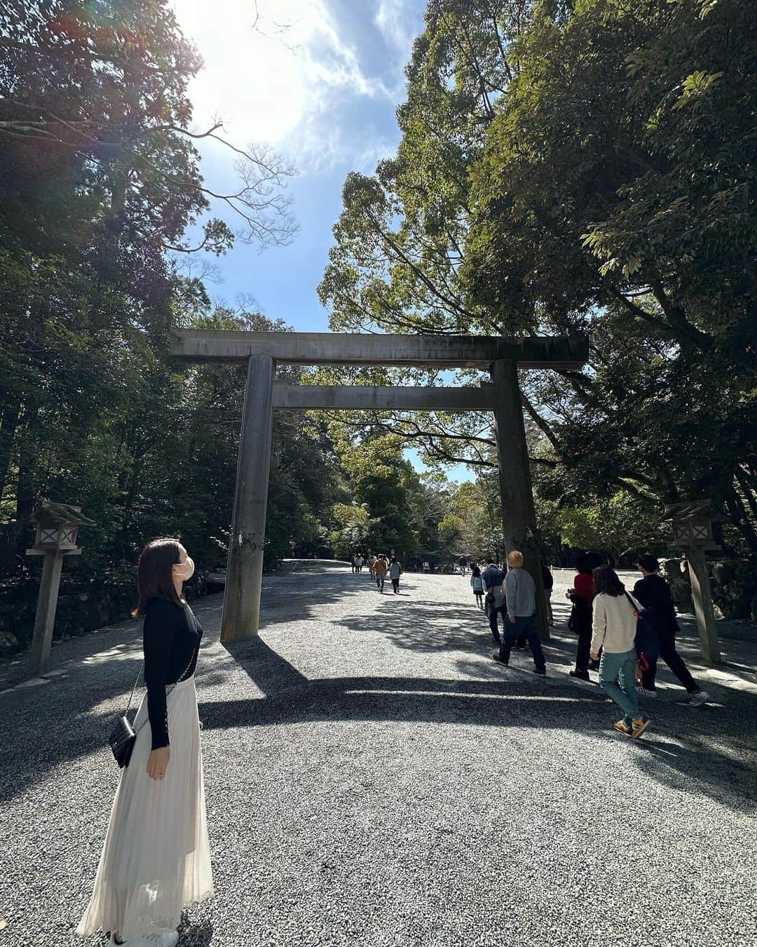 井川絵美のインスタグラム：「・ ・ 📍伊勢神宮 ・ 新年度に向けて、いい気をたくさん浴びてきました✨ 陽射しがやわらかくて神々しい✨ パワーツリーもしっかり長めに触ってきました🌲✨ ・ 5年前に来た時の写真と並べてみたら 子供達が激変してる🤣 春から娘は中3受験生。 息子は5年生。 早いなぁ 1日1日を大切にかみしめます❤︎ ・ #家族旅行 #伊勢神宮 #三重旅行 #伊勢旅行」