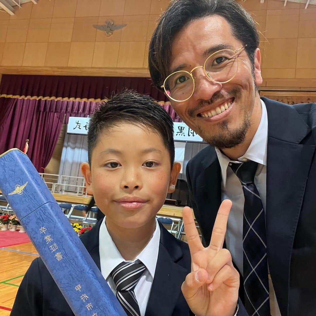 小椋祥平のインスタグラム：「. 長男の小学校卒業式。 . 卒業おめでとう！ . 大阪の幼稚園を卒園してから、山梨に引っ越して友達が1人もいない小学校入学。 . 子供なりに大変な思いをしたかもしれないけど、元気に6年間登校できて良かった。 . 本当に卒業おめでとう！！！ . またたくさんのお祝いのメッセージもありがとうございます。 . あとは問題児の次男… . 2年後ちゃんと卒業できるかな… . #小椋祥平  #卒業式  #卒業おめでとう」