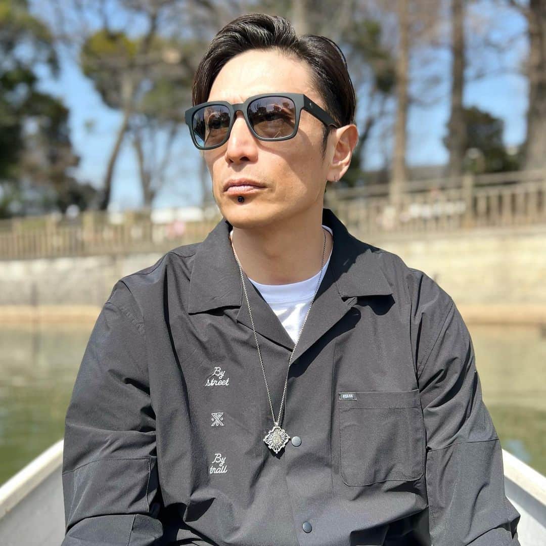 伊勢谷友介のインスタグラム：「小春日和に手漕ぎボートと鯉とスケートボード。  こ気味良い動きのスケートはSantaCruzSkateBoard。トラックはカーバーで踏むとドライブ感が気持ち良い〜！  そして、シャツとパンツとペンダント。 シャツとパンツはRoarkRevival。XLサイズでピッタリです。  #roark #roarkrevival  #pendant  #happysauce  #sunandmoon」