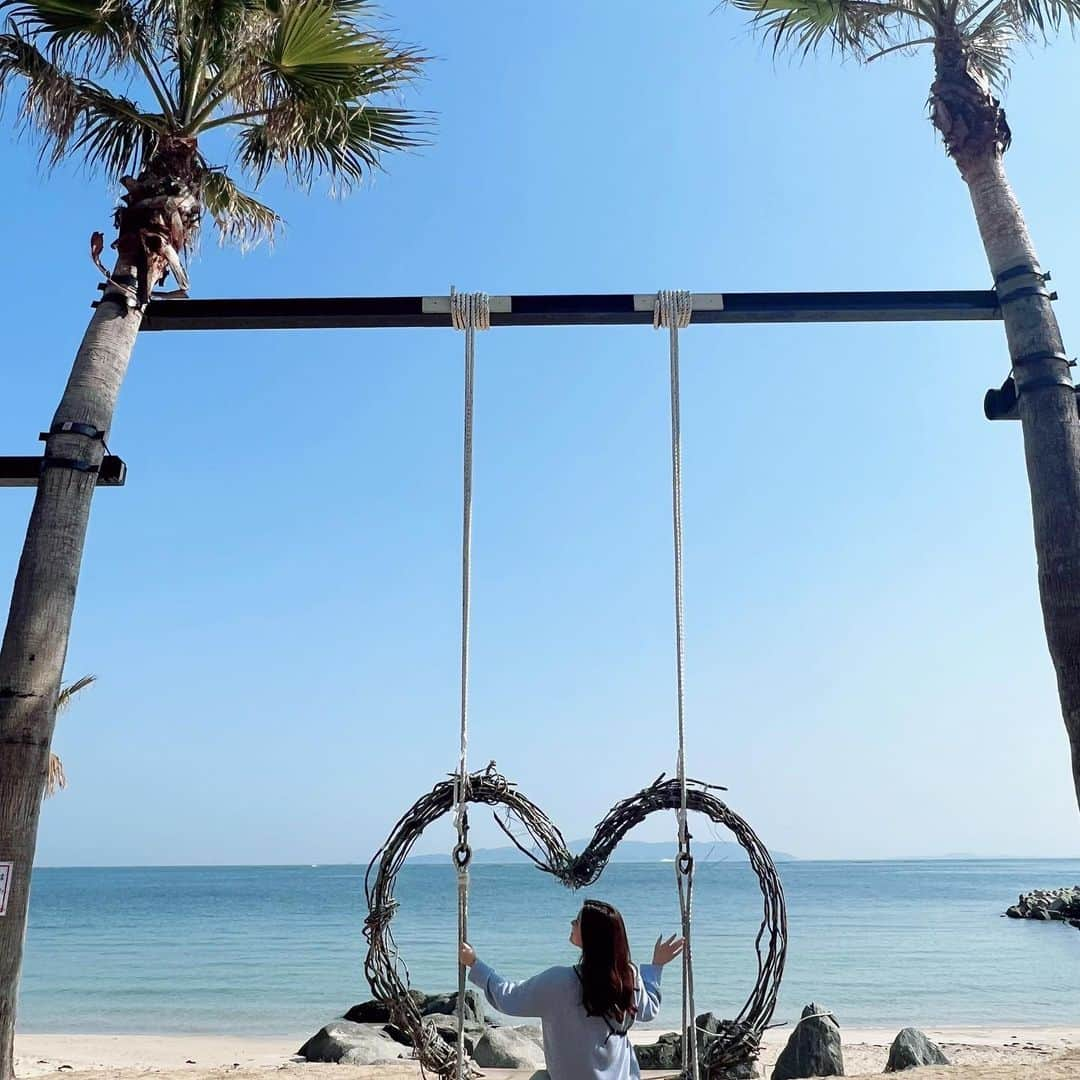 八軒あやねのインスタグラム：「福岡旅🛩 載せていきます🌈  糸島市の ヤシの木ブランコ🏝  多分カップル用やけど1人で乗りました😌🙏 弟撮影📸  海がめちゃくちゃ綺麗だった✨ 映え🐠  #ヤシの木ブランコ　#糸島観光　#福岡旅行　#関西モデル　#旅行」