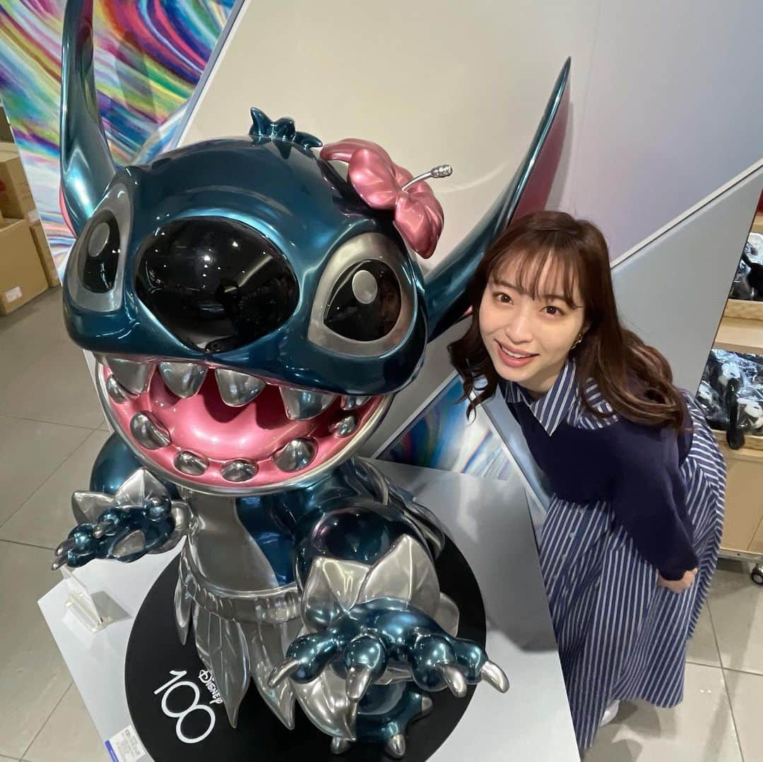 林佑香のインスタグラム：「明日のめざましテレビで、 銀座三越で開催中のDisney100 THE MARKETの「100周年記念グッズ」人気TOP5をご紹介します✨  ディズニーのキャラクターが大集結している空間🎈 ディズニー好きにはたまりません☺️✨ ずっと大興奮でした！  ぜひご覧ください〜！  #ダースベイダーと背比べ」