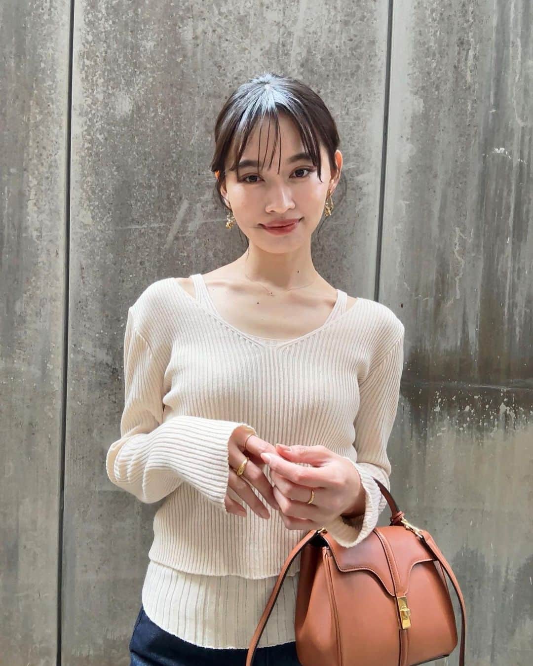 shihori.kathleenのインスタグラム：「鎖骨がとても綺麗に見えるトップス🫶🏻と 涙袋とリップラインを書いた日🤍✨」