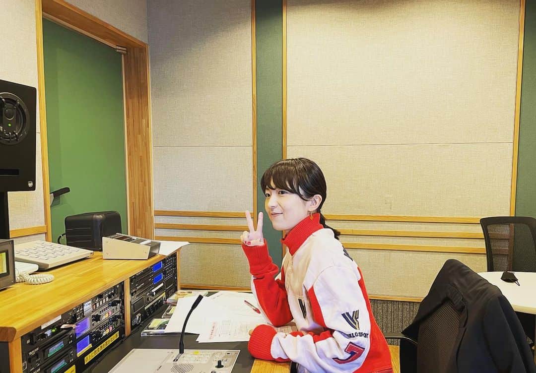 熊木杏里のインスタグラム：「WBCの興奮を抱えたまま HBCラジオ「夢のある喫茶店」の収録でした。(奇跡的な韻！)  4月の放送分は、 テンションも今日のことも 隠さずに喋りました。 そんなわけで、一足先に 4月に行ってきたマスターですが 時差に負けずに是非 ラジオを、お楽しみくださいね。 後半は素敵なゲストも登場。 またお知らせします☕️」