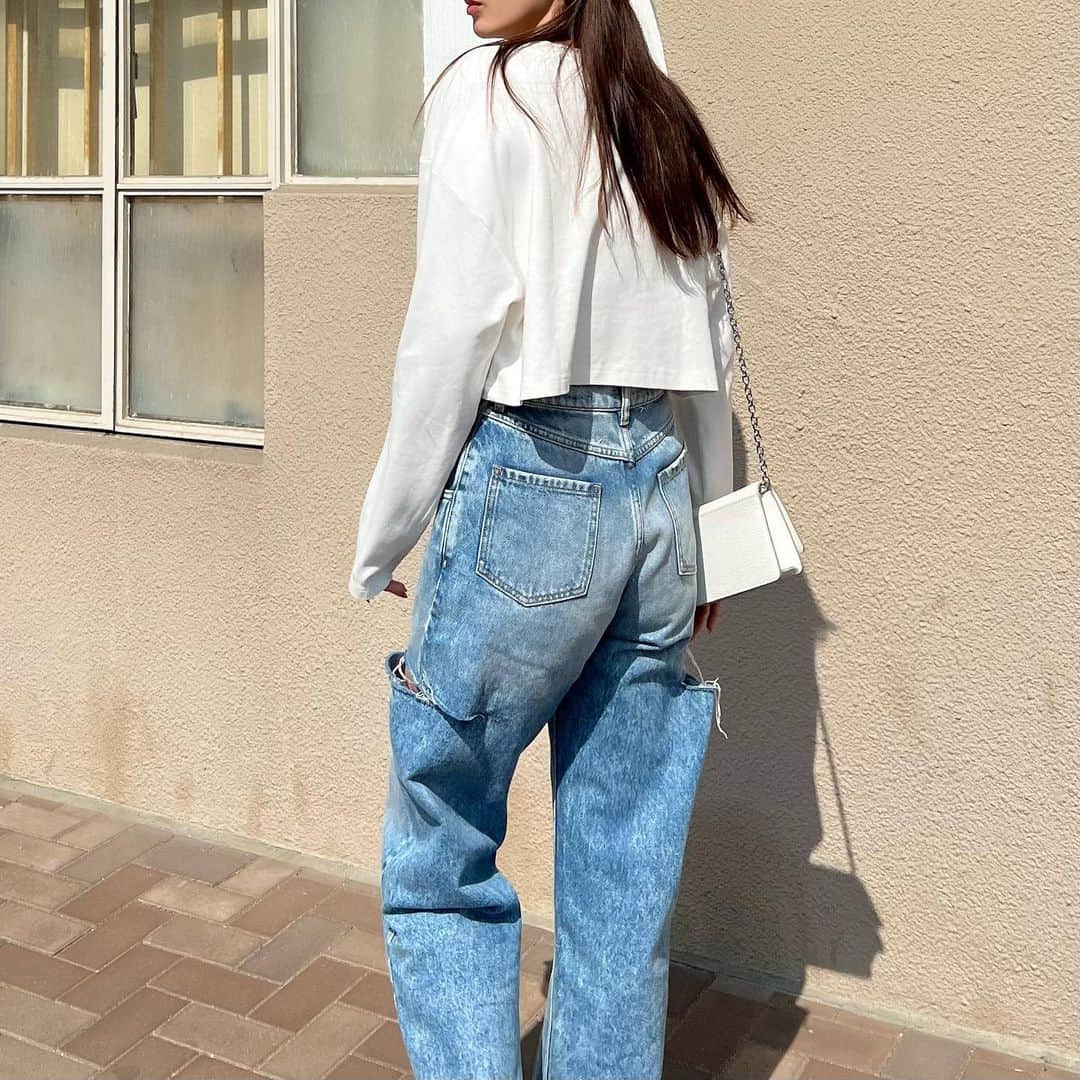Nagiさんのインスタグラム写真 - (NagiInstagram)「今日はいい日だね  侍ジャパン🇯🇵 世界一おめでとう🏆✨  スポーツはいいね ハラハラもドキドキもするけど 笑顔になるし元気になるね☺️  そして昨日に引き続き今日もおかわりの試合みてます🤣  そんないい日なのに 私の腸は絶不調 痛みよ治れ！  tops. #zara bottom. bag.#maisonmargiela shoes. #lacoste   . . #code#fashion#コーデ#ファッション#カジュアル#大人カジュアル#シンプル#シンプルコーデ#スニーカー#ラコステ」3月22日 19時50分 - nagina001