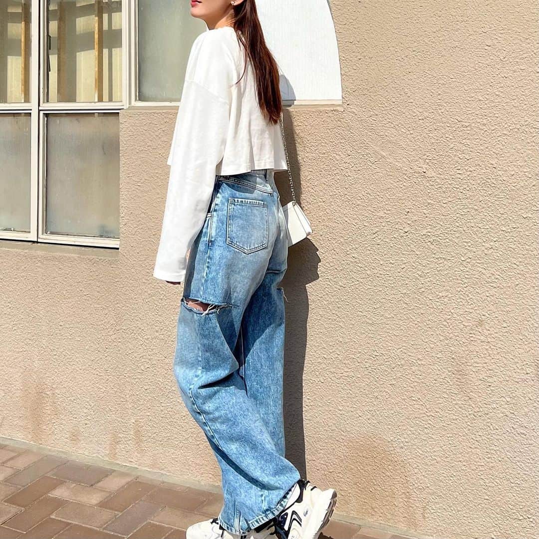Nagiさんのインスタグラム写真 - (NagiInstagram)「今日はいい日だね  侍ジャパン🇯🇵 世界一おめでとう🏆✨  スポーツはいいね ハラハラもドキドキもするけど 笑顔になるし元気になるね☺️  そして昨日に引き続き今日もおかわりの試合みてます🤣  そんないい日なのに 私の腸は絶不調 痛みよ治れ！  tops. #zara bottom. bag.#maisonmargiela shoes. #lacoste   . . #code#fashion#コーデ#ファッション#カジュアル#大人カジュアル#シンプル#シンプルコーデ#スニーカー#ラコステ」3月22日 19時50分 - nagina001