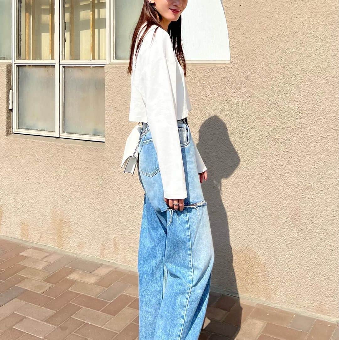 Nagiのインスタグラム：「今日はいい日だね  侍ジャパン🇯🇵 世界一おめでとう🏆✨  スポーツはいいね ハラハラもドキドキもするけど 笑顔になるし元気になるね☺️  そして昨日に引き続き今日もおかわりの試合みてます🤣  そんないい日なのに 私の腸は絶不調 痛みよ治れ！  tops. #zara bottom. bag.#maisonmargiela shoes. #lacoste   . . #code#fashion#コーデ#ファッション#カジュアル#大人カジュアル#シンプル#シンプルコーデ#スニーカー#ラコステ」