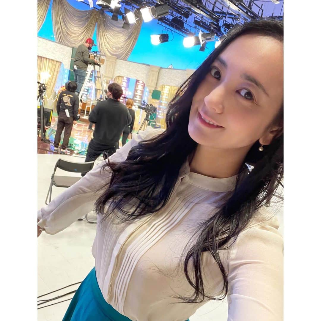 脊山麻理子さんのインスタグラム写真 - (脊山麻理子Instagram)「テレビ東京の「忖度なし!?長嶋一茂の正直通販！～ヒット商品の秘密＆舞台裏ストーリー～」に出演しました♡私は2ヶ月で10キロ痩せてからずっと愛用している、BODY ARCHIのナイトスパッツを、BODY ARCHIの可愛すぎる表参道店長の手塚店長と一緒にご紹介しました♡BODY ARCHIに入会した方だけしか買えない商品で、私は1年中履いてます♡  長嶋一茂さんや森泉さんとは日テレで共演して以来の再会でした♡覚えていて下さり嬉しかったです♡テレ東のSPY×FAMILYのフォトスペースでも撮影♡楽しい収録でした♡ #テレビ東京 #忖度なし #長嶋一茂の正直通販 #BODYARCHI #2ヶ月でマイナス10キロ #1年キープ #リバウンドなし #ナイトスパッツ #日中も愛用 #1年中履いてます」3月22日 20時04分 - mariko_seyama_milkpon