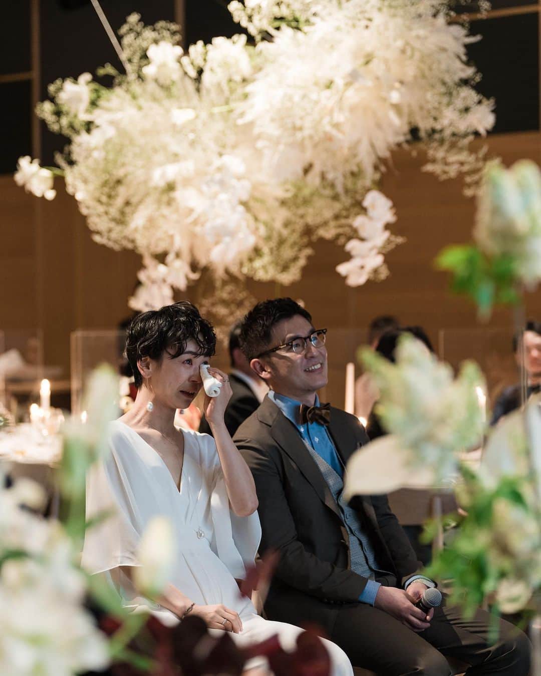 Magnolia Whiteのインスタグラム：「・ 大切な人とのアットホームな時間だからこそ、 着慣れたスタイルでリラックスし色々な表情が引き出されます🌿  dress:  @airebarcelona  WADDOX accessory @magnoliawhite_jewelry」