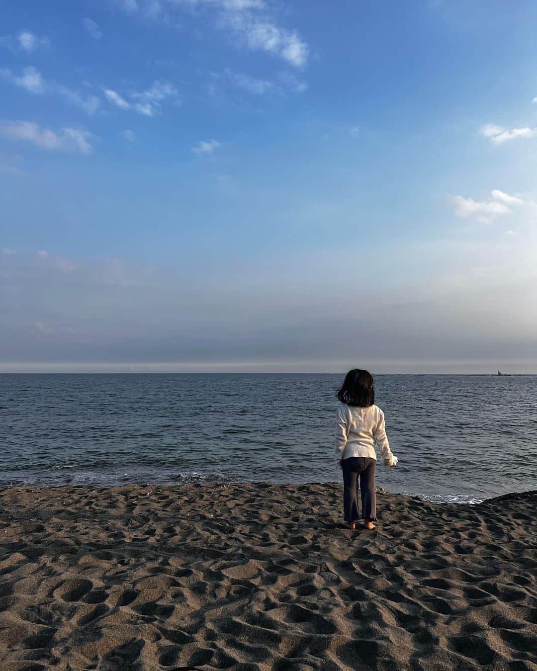 hiromi hashimotoさんのインスタグラム写真 - (hiromi hashimotoInstagram)「今日は絶対海行こうって決めてた。 夕方の海が気持ちいい気温。嬉しいー😊」3月22日 19時56分 - _hiromi_hashimoto