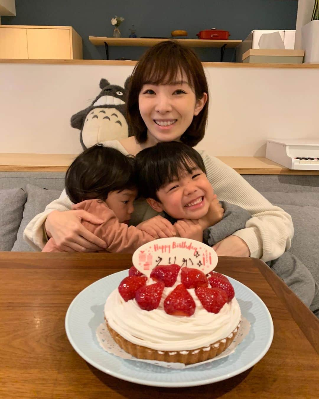 永峰絵里加のインスタグラム：「I turned 37! 🎂🙋🏻‍♀️  あっという間に36歳が終わってしまいました、、！ 今年の3月21日は一粒万倍日＋天赦日＋寅の日が重なる大開運日だったそうで、周りの皆んなも良いことがあったといいなと思っています🥳  ・ 37歳はスキンケアと筋トレを頑張りたいのと、もっと穏やかな人になりたいです😌←年子兄弟に毎日感情振り回されまくりの為👹笑  動画はケーキの前で喧嘩を始めた2人と主役の人😌✌🏻 皆さんこれからもよろしくお願いします♡  とりあえず今日からは北陸の寿司満喫の旅へ🍣🍣🚄・ 楽しんできまーす！  ・ ・ ・ #mybirthday #birthday #birthdaycake  #mykids #messymonsters #familytime  #北陸旅行 #ウルトラマンタロウ #いってきます」