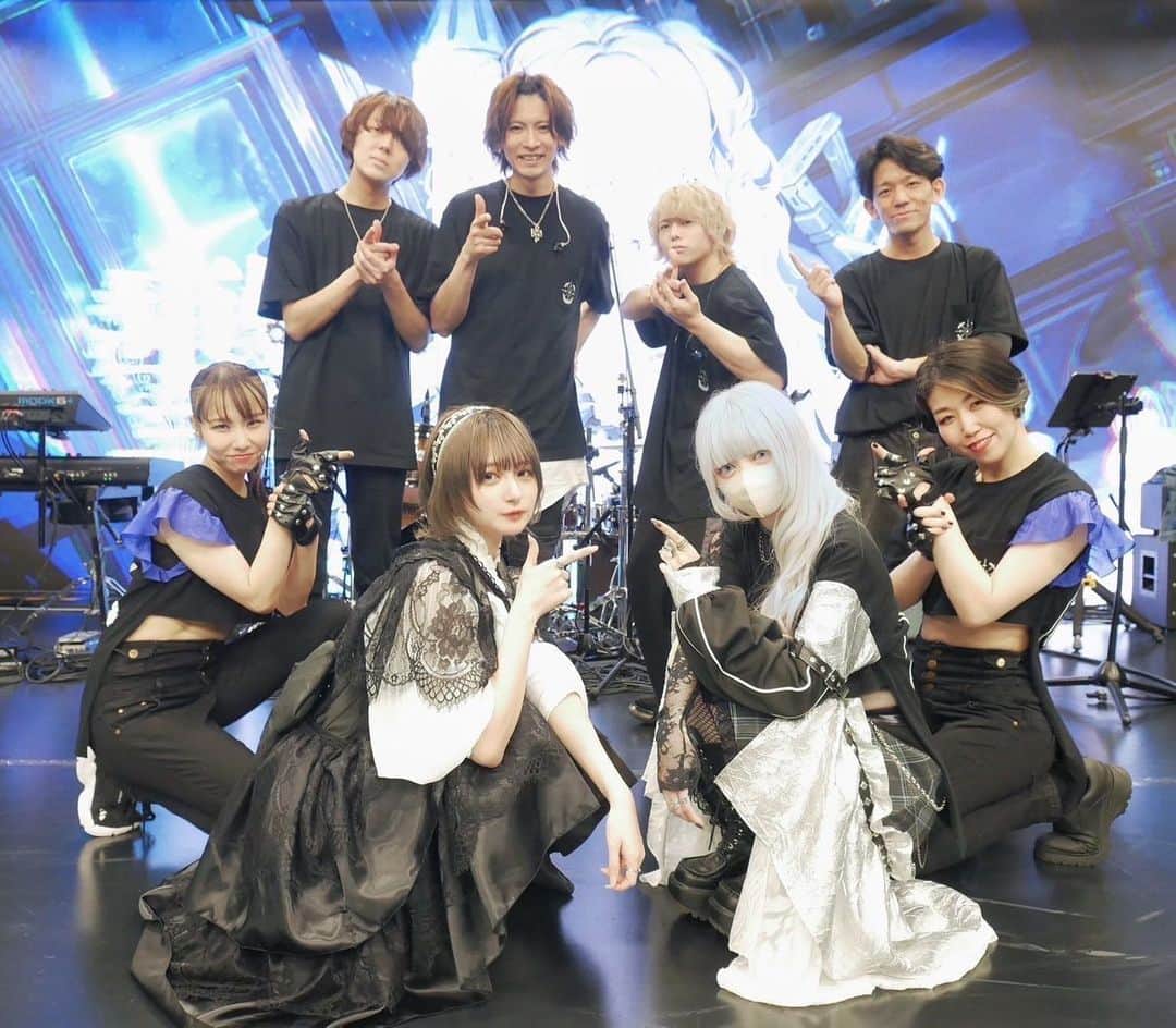 のインスタグラム：「このちゃんのワンマンライブ -撃- ゲストとして1部で「Bullets」「ドライフラワー」2部で「Bullets」「華奢なリップ」を歌わせて頂きました！ ありがとうございましたー！！😭✨  しかもMCでみんなに夢まで叶えてもらっちゃって...緊張しまくって目閉じがちだったり、手足も震えてたけど、みんなが沢山ペンライト振ってくれて笑顔で見てくれてて凄く楽しかった！！🐇  そして、ニコニコ動画で2014年から歌ってみたを聴いて大ファンだったこのちゃんと一緒のステージで歌えて本当に本当に嬉しかった。 もう9年の大ファンみたい💭(凄い事だ) リハでもプライベートでもライブでもずーっとこのちゃんは最高に優しいしかっこよかった🏆  バンドのみなさんも、ダンサーのみなさんも、ライブハウスの方も、スタッフの方もみーーんな優しかった、ライブ裏でも沢山笑ってた！！ とにかくとにかく貴重な経験でした🫶🏻 ありがとうございました！！🙌🏻」