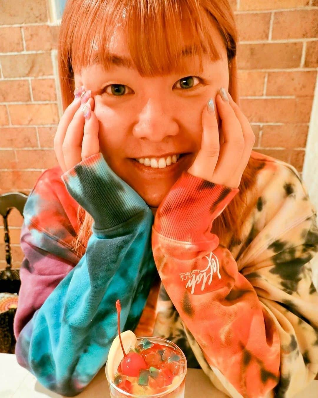 ぺえのインスタグラム：「助けてって 本当は誰かに言いたいくせに 頼る勇気も甘える強さも 今のあたしにはどこか無い  着飾って見栄張って 生きることがしょーもなく感じる  ちゃんみなのLIVEを観ると 異常なまでに嘘が嫌いになる  もうやっぱり本心の景色しか響かないみたい  あたし自身が最近 誰かに好かれようと無理してた ありのままの自分を好きになってもらいたいのに それをさらけ出すことが怖かった 本当の自分を見せることから逃げていた そんな気がする  自分自身の素顔を愛して 素顔のままを愛してくれる人と生きてゆく そんな人生の旅をしようと あたしは思った  本当は大丈夫じゃないのあたし 大丈夫だって自分に言い聞かせてるだけ 大丈夫、大丈夫って 嘘の呪文を唱えて生きなくていいのよね  順調に見えてたものが そうじゃなくなった時に その人の本当の弱さが溢れてくる  本気になればなるほど未来が怖くなるね」