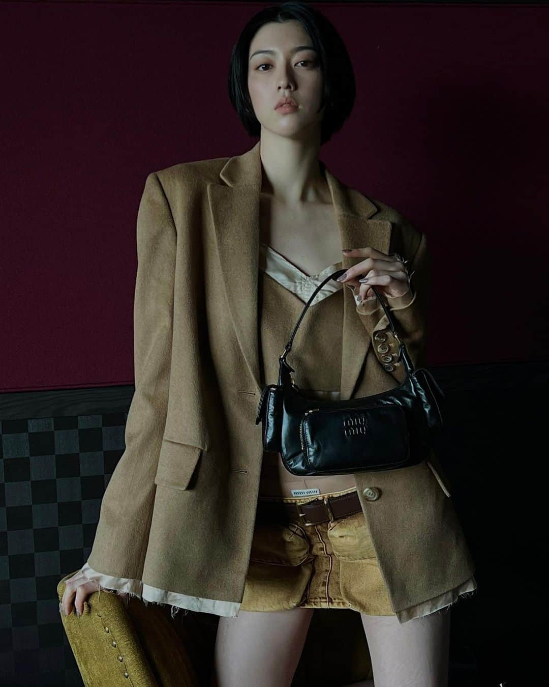 のインスタグラム：「-Miu  Miu-  ミュウミュウより2023年春夏ランウェイに登場した 軽量でやわらかいナッパレザーの マルチポケットバッグが発売。  今季はバッグの他にも ポケットが象徴的なデザインとして取り入れられていて 私が着用しているスカートにも 大胆にデザインされているのがポイント◎  現在ミュウミュウは 新たなブランドイメージを発信し続けており 最近はよりモダンにクールに そしてどこか人々の心を掴む 毒っ気がある女性像を表現している。  自分だけのアイテムを見つけてみて💫  @miumiu #MiuMiu #MiuMiuMultiPocket」