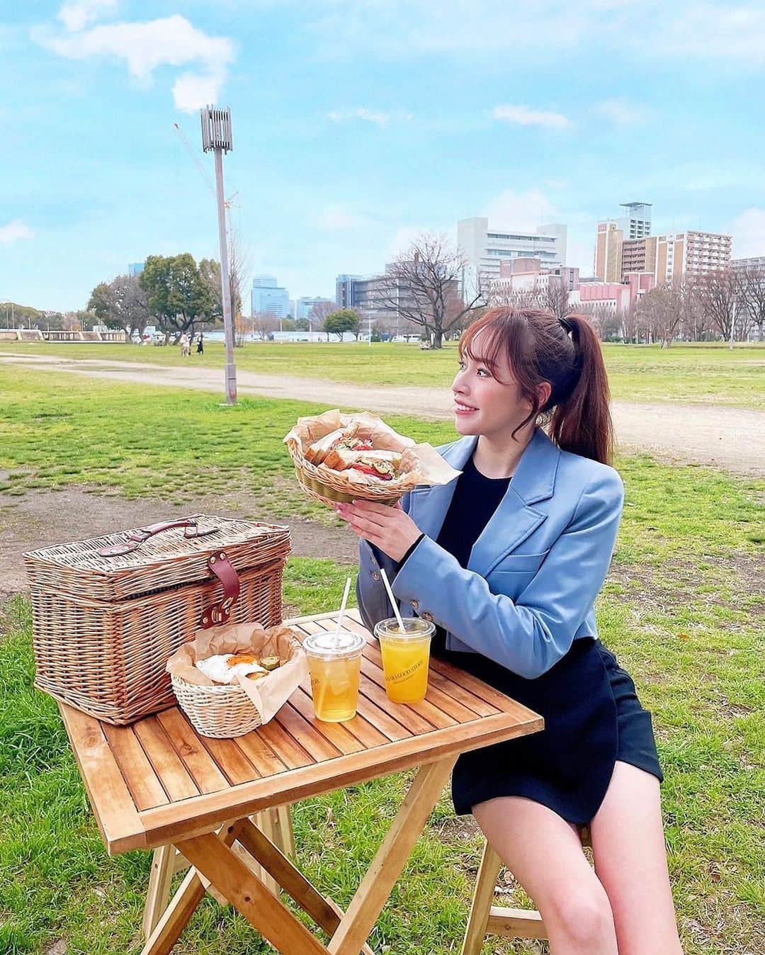 ミカのインスタグラム：「☺︎  picnic day🍴🥪  美肌番長のゆみちと会うと いつも美意識アップするので クリニーク大阪心斎橋 @clinique.osakashinsaibashi で 2回目のフォトフェイシャルあててきたよ💆🏻‍♀️💕  ニキビ痕が薄くなってきて 毛穴もなくなってきたので 継続します✨めっちゃ嬉しい❤️  紫外線に負けないよーに 春を楽しもうと思います♡♡  あぁ〜今日は日本🇯🇵優勝して るんるん気分😎⚾️感動した❤️  #クリニーク大阪心斎橋#クリニーク心斎橋院#クリニーク心斎橋#フォトフェイシャル#シミ治療#レーザー治療#シミ取り#紫外線ケア#ポニーテール#美肌ケア#美白ケア#紫外線対策#ゴルフ女子#美容クリニック#シミ取りレーザー#心斎橋#ピクニック#おしゃピク#asakaragoodstore#春コーデ#ザラジョ#ザラジョコーデ#ピクニック#大阪ピクニック#大阪城#谷町四丁目#大阪ランチ#ミニスカ#ポニーテール#春ジャケット」