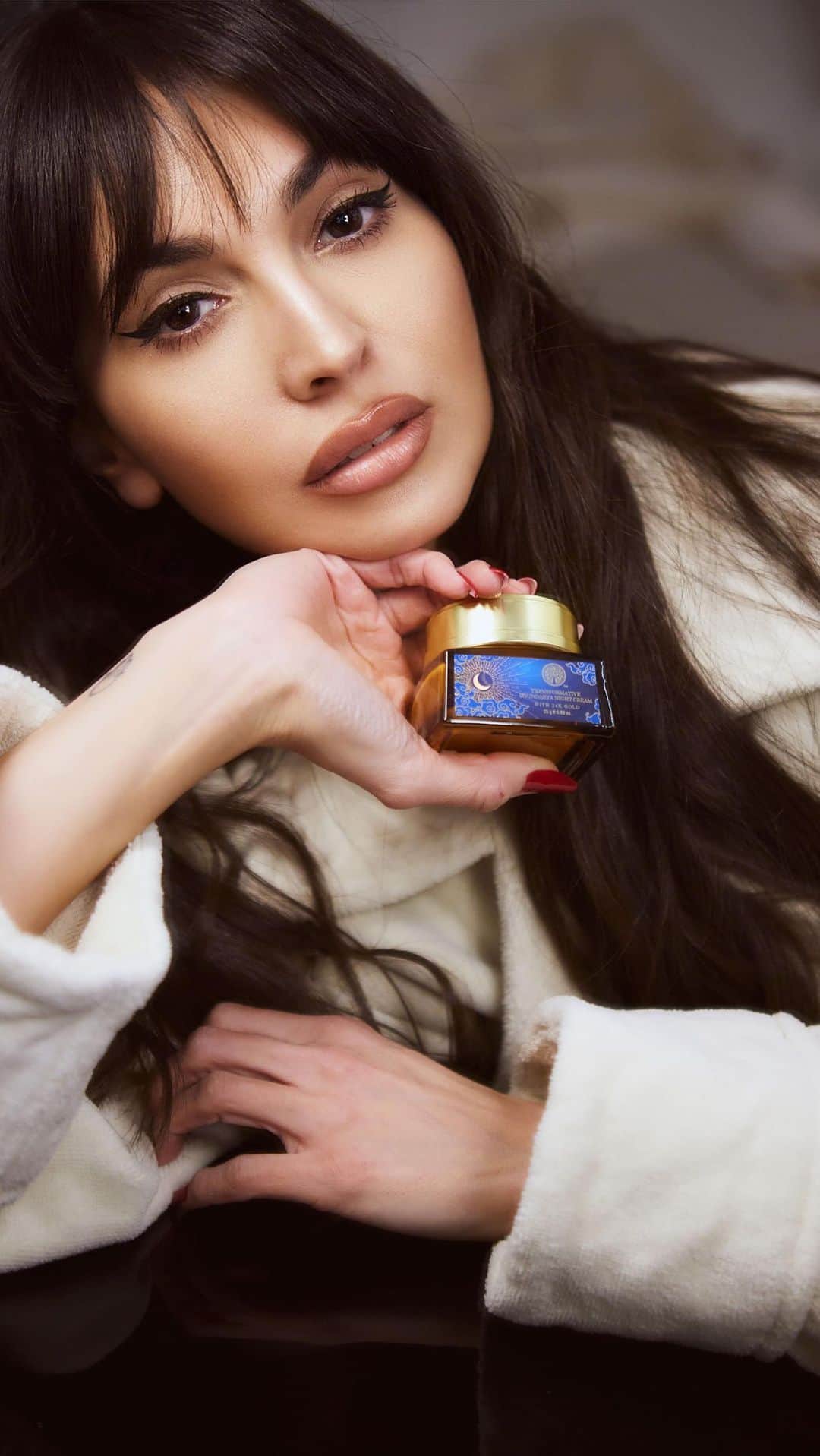Zara Martinのインスタグラム：「I’ve discovered a new addition to my nighttime ritual - the @forestessentials_uk Transformative Soundarya Night Cream. It’s laced with a 24 Karat Gold Ayurvedic serum, Hyaluronic Acid, Bakuchiol and other high-performing actives for the ultimate night renewal. I can’t get over the beautiful packaging of this cream, head to my stories for more. AD」