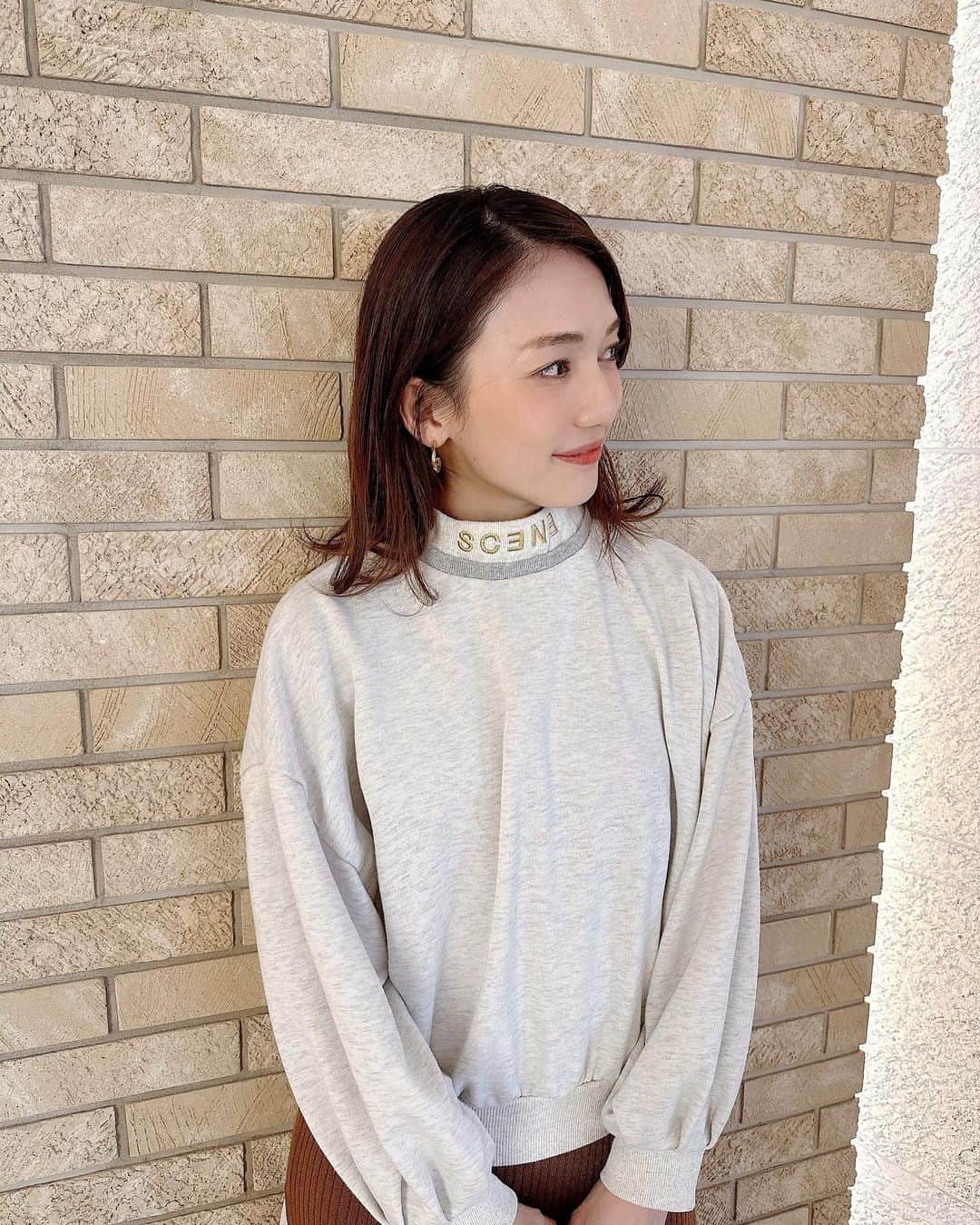 のインスタグラム：「もう春だー🌸 @mivialoca #2023SS #新作 ハイネックスウェット✨ 春っぽいカラーと袖のボリュームが好み✨ 着心地最高✨ ゴルフにも着れそう☺️  #mivialoca #春服 #スウェットコーデ #春コーデ #大人カジュアル #オーバーサイズ #カジュアルコーデ」