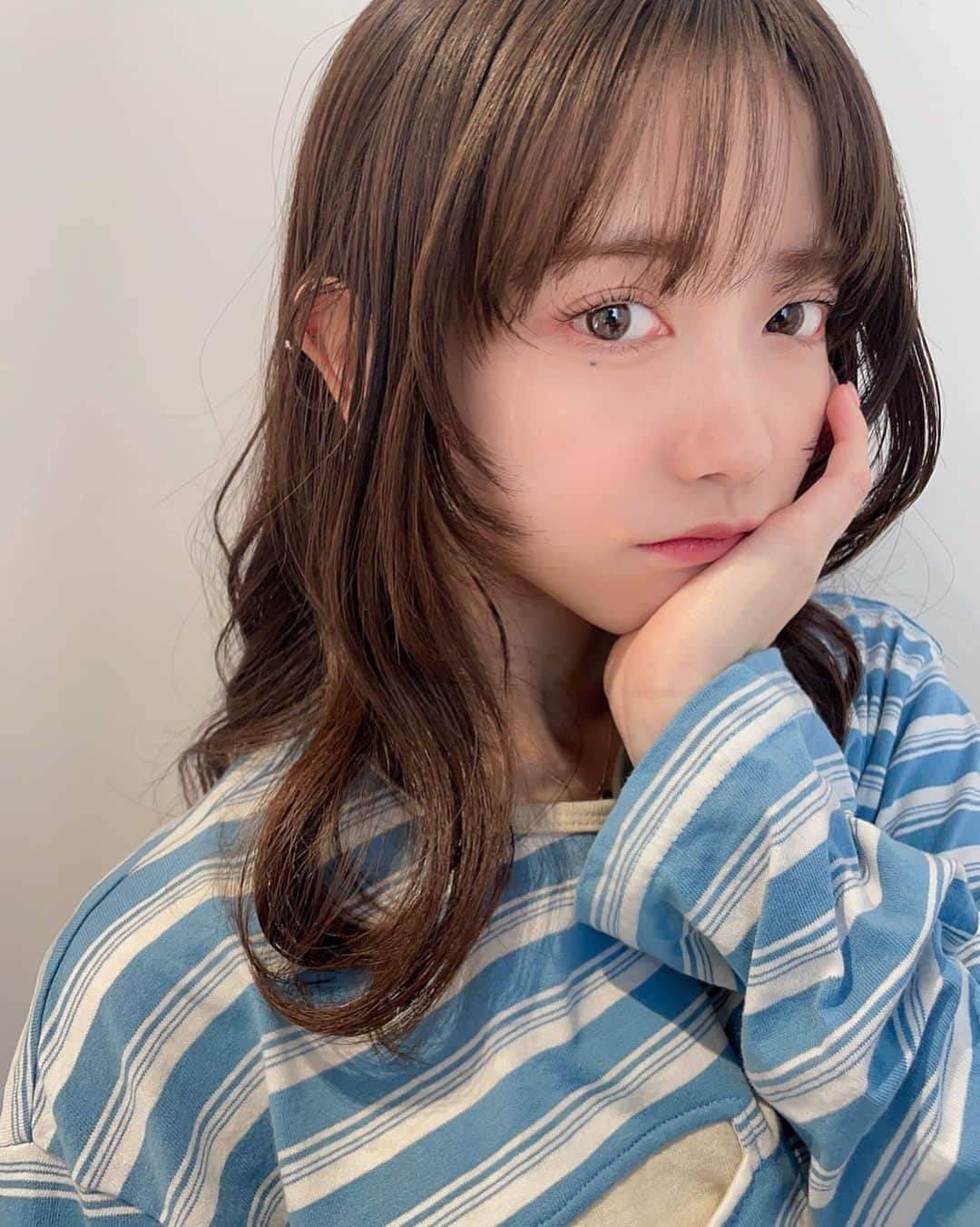 のインスタグラム：「いつもお願いさせていただいてるまつげパーマ、私は上がりすぎず、でもくるんってしてるのが好きだからいつも完璧に絶妙に要望を聞いて仕上げてくれるけいちゃんにかなりお世話になっております！ノーアイメイクでこんなに存在感だしてくれるのすごい あと今日もファンの子来てくれたってききました！お揃いだ☺️ けーちゃんいつも私の上半顔を仕上げてくれてありがとう……😃信頼しかないです」