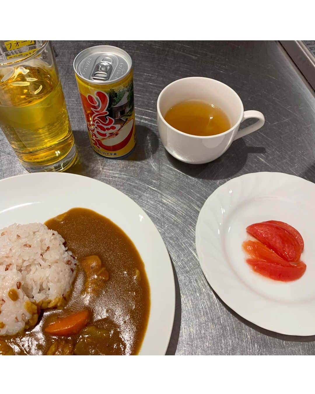 小松彩夏さんのインスタグラム写真 - (小松彩夏Instagram)「⁡ ⁡ WBC優勝⚾️‼️👏👏👏 ⁡ 侍ジャパンのみなさん おめでとうございます㊗️🎉 ⁡ 盛り上がりましたね〜✨ ⁡ 地元が一緒の大谷翔平選手や佐々木朗希選手の活躍が本当に誇らしかったです🥹✨　 ⁡ 沢山の感動をありがとうございました🙇‍♀️ ⁡ ⁡ さて【502EASY 2nd.Anniversary EVENT】について...🌷 ⁡ 1部では私の手作りのカレーをふるまいました🍛 ⁡ 食材は私の地元にこだわり、一関にある『新鮮館おおまち』さんからお取り寄せをしました🥔🧅🥕🌾🥩 ⁡ 普段からカレーはよく作りますが、あんなに大量のカレーを作ったのは初めて...‼️笑 ⁡ 作っている様子は動画をみてみてください😜笑 ⁡ 我ながらとても美味しく出来て（一関の食材のおかげ😛笑）カレーはおかわりもしてもらい、おかげで完食していただきました✨ ⁡ そして2部はみなさんとティータイムをしながら【502EASY】の今後の商品作りの企画会議を一緒に行いました☕️ ⁡ ここでのデザートは一関に昔からあるスイーツの『がんづき』を『新鮮館おおまち』さんからお取り寄せして、みなさんに食べて頂きました❣️ ⁡ 『がんづき』は地元ではスーパーなどで気軽に購入できる蒸しパンのようなもの😋素朴な『がんづき』ですが、一度食べたらクセになります✨みんなが美味しい！美味しい！と地元のものを食べてくれるのが本当に嬉しかったです☺️💓 ⁡ 2部とも違った内容でしたが どちらも本当に楽しかったです🥰 ⁡ 参加してくださったみなさん そして今回のイベントにご協力いただいた ⁡ 『新鮮館おおまち』さん @shinsenkanoomachi  『古代米おりざ』さん @kodaimai_oriza  ⁡ ありがとうございました☺️🌸 ⁡ #502EASYコーデ #小松彩夏 #こまっちゃん #ストリート系女子 #ストリートファッション #ストリートコーデ #カジュアルファッション #カジュアルコーデ #春コーデ #ボーイッシュ女子 #ボーイッシュ #エプロン #料理 #お皿 #地元 #岩手 #岩手県 #故郷 #岩手宣伝隊長 #おいでよ岩手 #一関 #新鮮館おおまち #古代米おりざ #カレー #がんづき」3月22日 20時31分 - official_ayaka_502