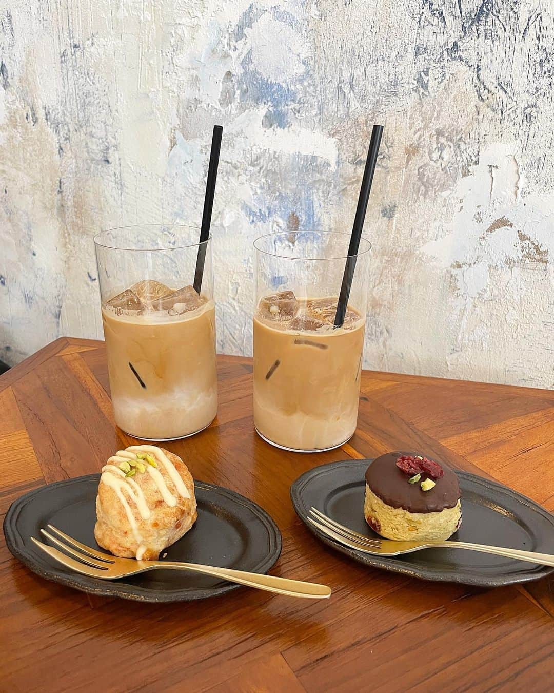 伊藤沙織のインスタグラム：「📍LLOYD COFFEE Setagaya  オシャレなカフェ見つけた☕️ リピ確定🫶🌸  Iced latte pistachio chocolat scone strawberry white chocolate scone  #lloydcoffeesetagaya  #lloydcoffee」