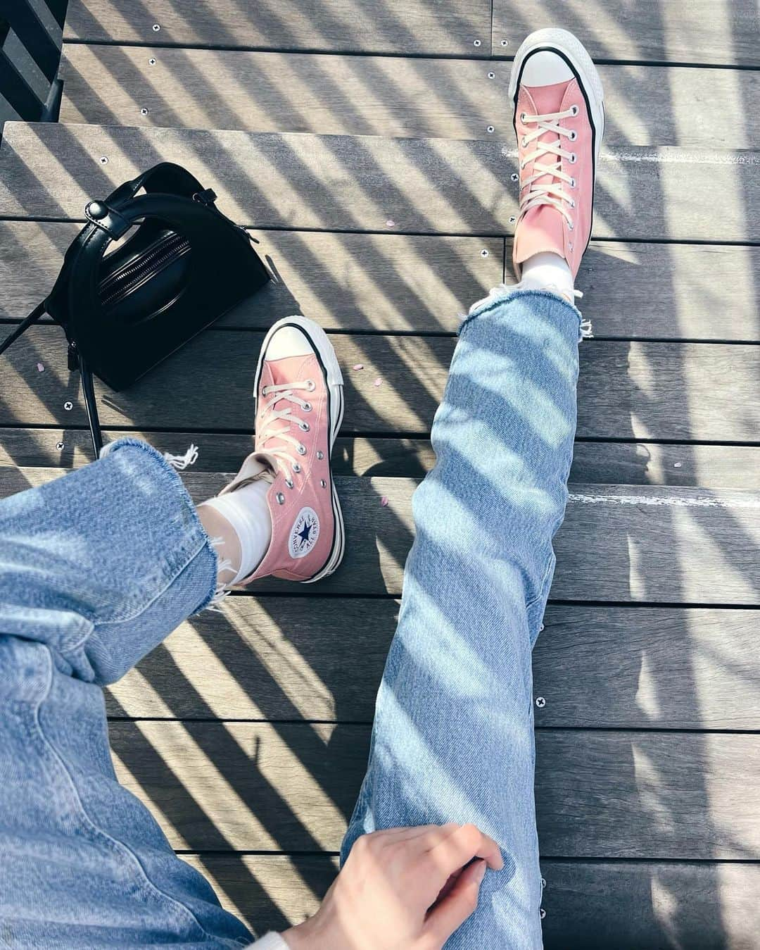 ALISA MATSUMURAのインスタグラム：「Style:) keep it simple…😎 . denim× converse👖👟 . 春になると履きたくなる PINKconverse🌸 Pちゃんとconverse被った日🙌 . 髪の毛カット✂︎ やっぱりギリ縛れない 長さに戻した😀👍 この長さがすき✨ @bebeaki 👏 . C/D📸　@sowelu_ 🫶🏻 . #denim#デニム#コンバース#converse#スニーカー#ハイカットスニーカー#ヘアカット#ショートボブ#ボブヘア#デニムオンデニム#ZARA#SLY#す」