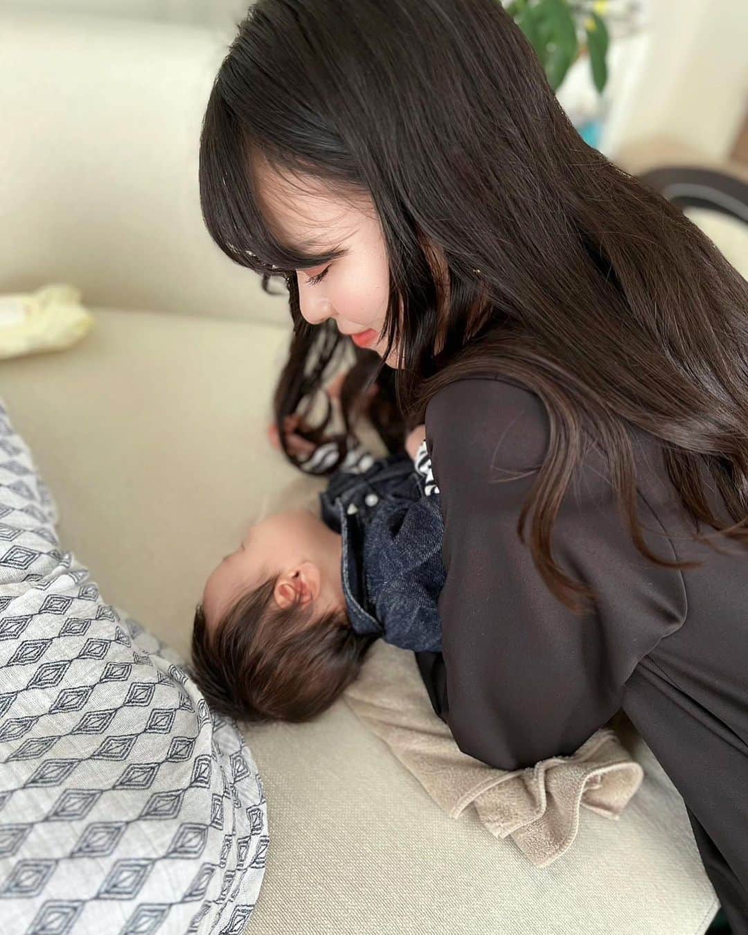 橋本奈実のインスタグラム：「昨日の動画は見ていただけましたか？👶🏻 私の腕でよく寝てくれて嬉しかった🤭✨」